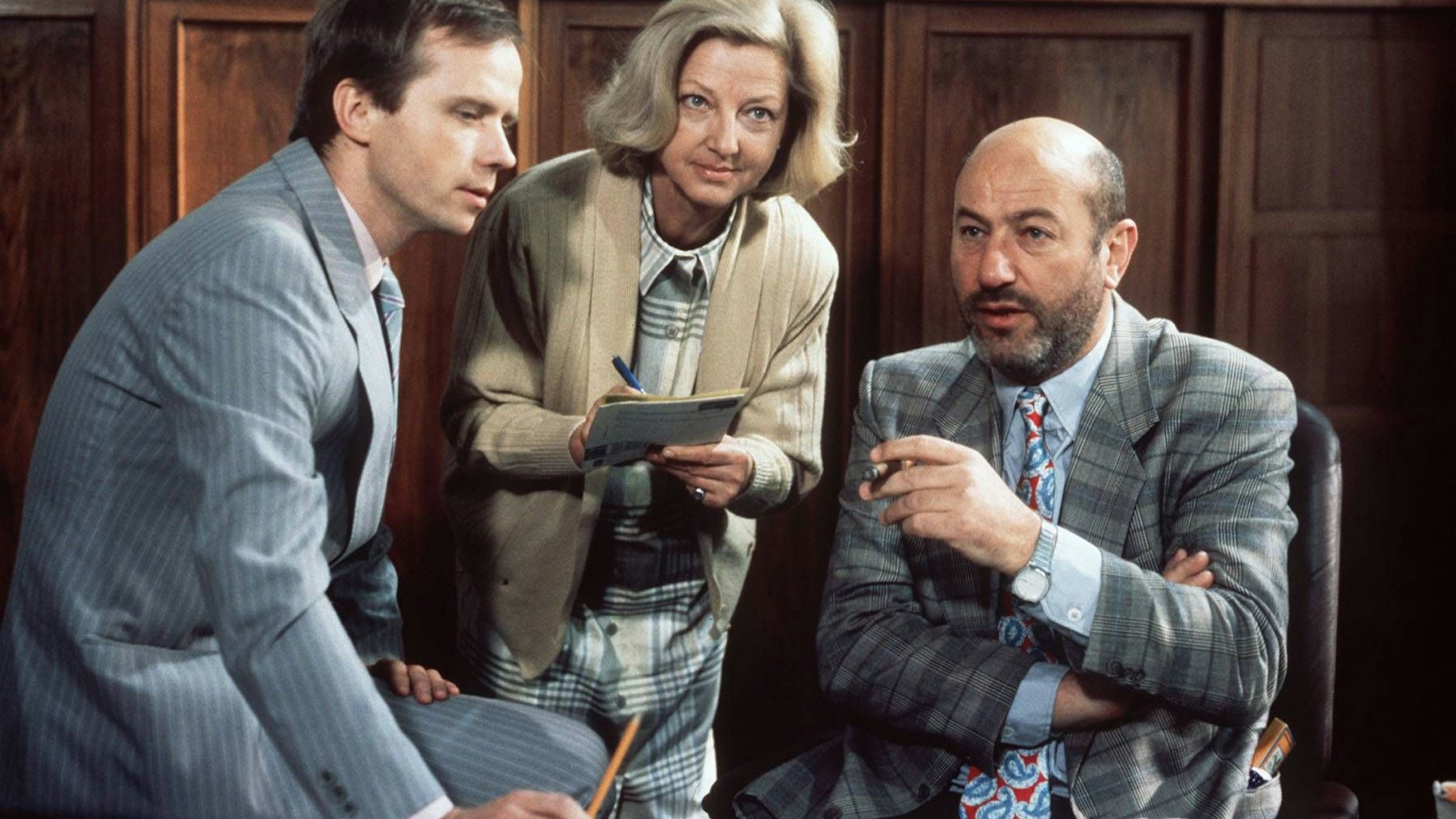 Szene aus dem Original „Liebling Kreuzberg“. Von links nach rechts: Anwalt Dr. Arnold (Michael Kausch), Sekretärin Paula (Corinna Genest), Anwalt Liebling (Manfred Krug).