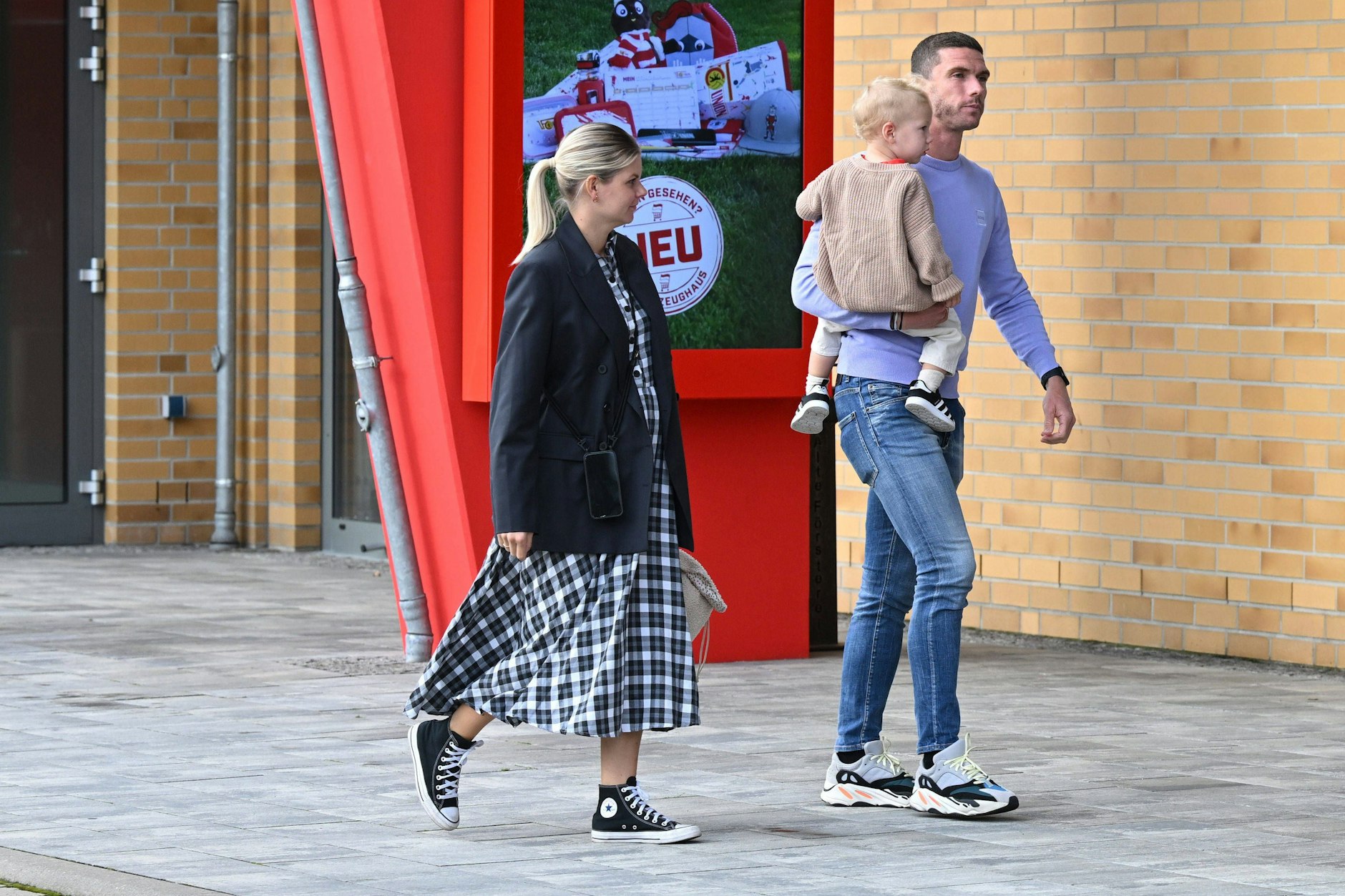 Unions Robin Gosens mit Sohn Levi und Frau Rabea. Im August hatte sie schon ein Bäuchlein.