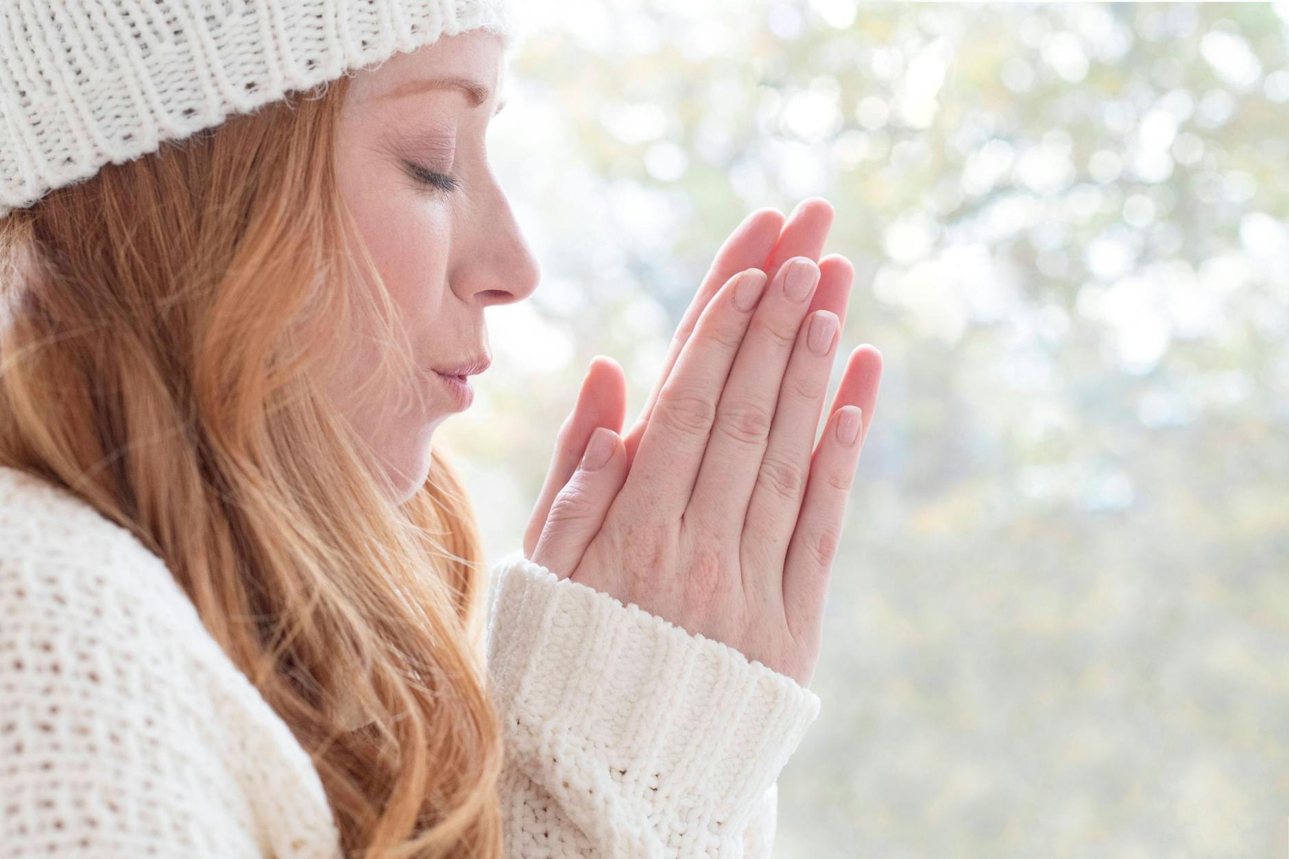 Im Winter sind kalte Hände ein weit verbreitetes Phänomen.