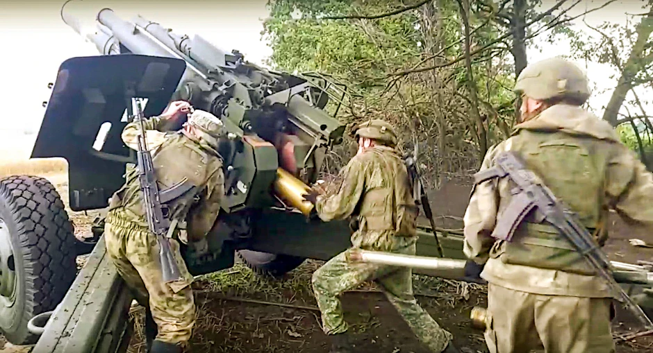 Russische Soldaten bereiten sich auf den Abschuss einer 152,4-mm-Haubitze des Typs Msta-B vor, die an einem nicht genannten Ort in der Ukraine stationiert ist.&nbsp;
