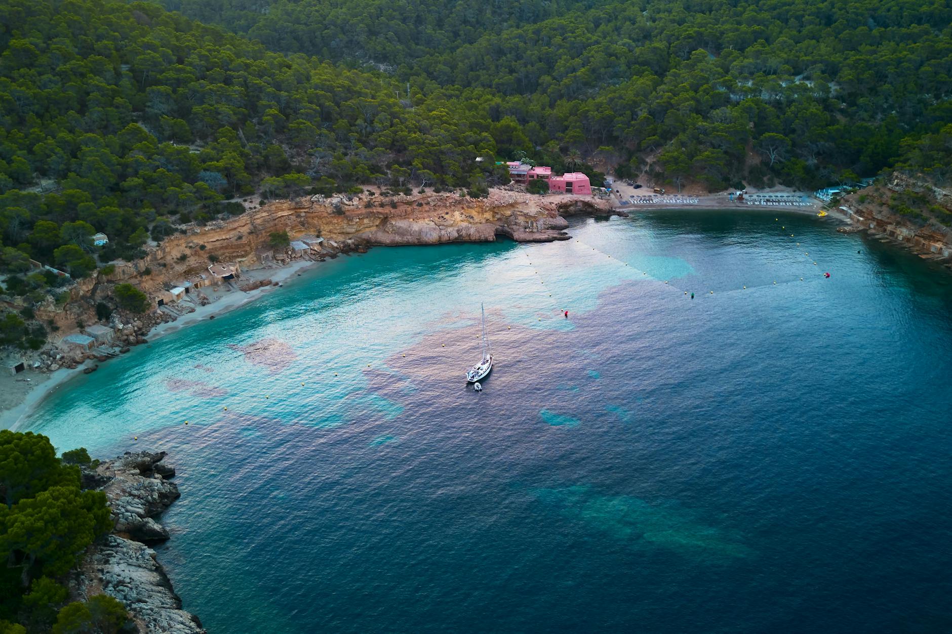 Türkisfarbenes Wasser, immergrüne Bäume: Ibiza, hier Sant Antoni de Portmany