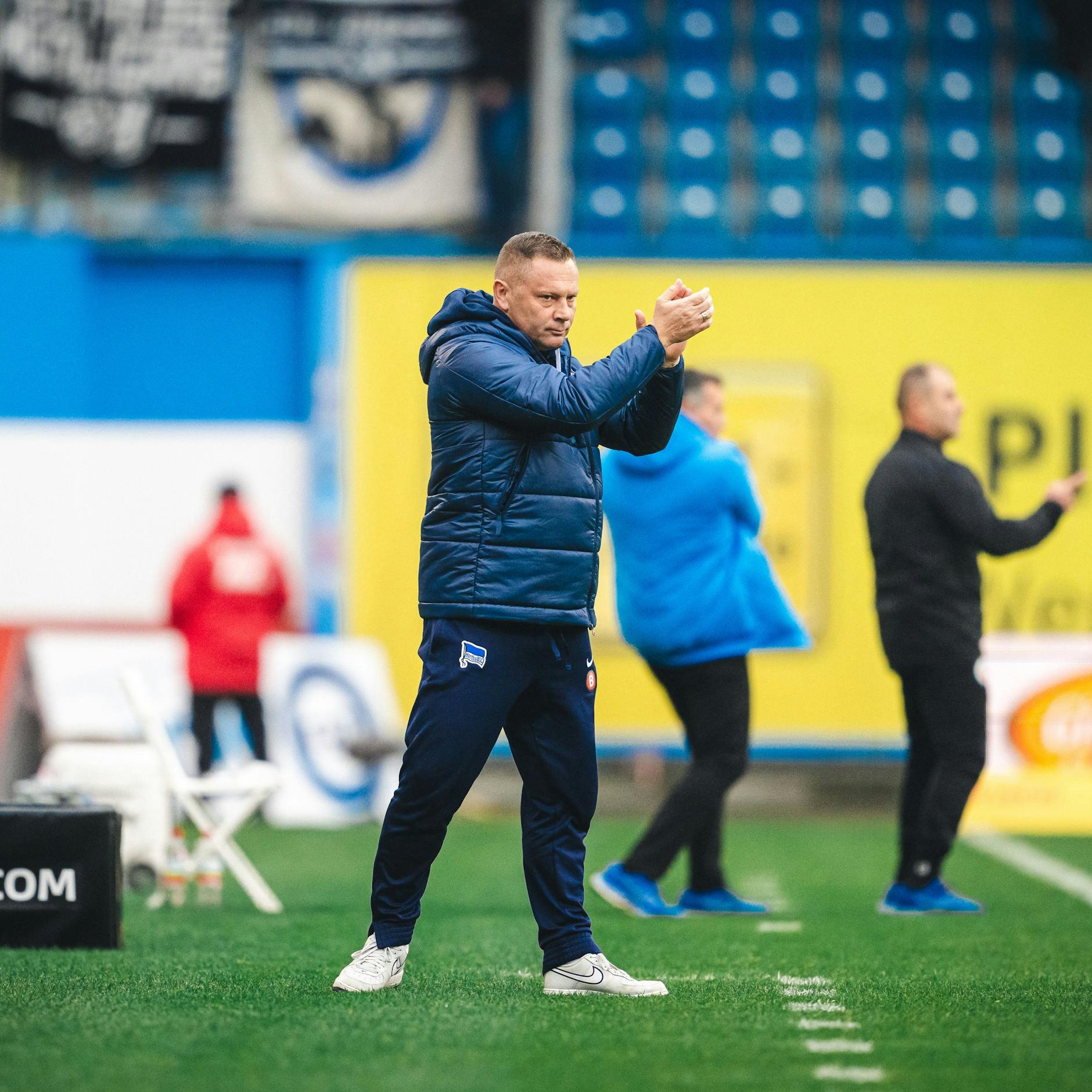 Hertha-Trainer Pal Dardai klatscht Beifall für den Einsatzwillen der jungen Spieler.