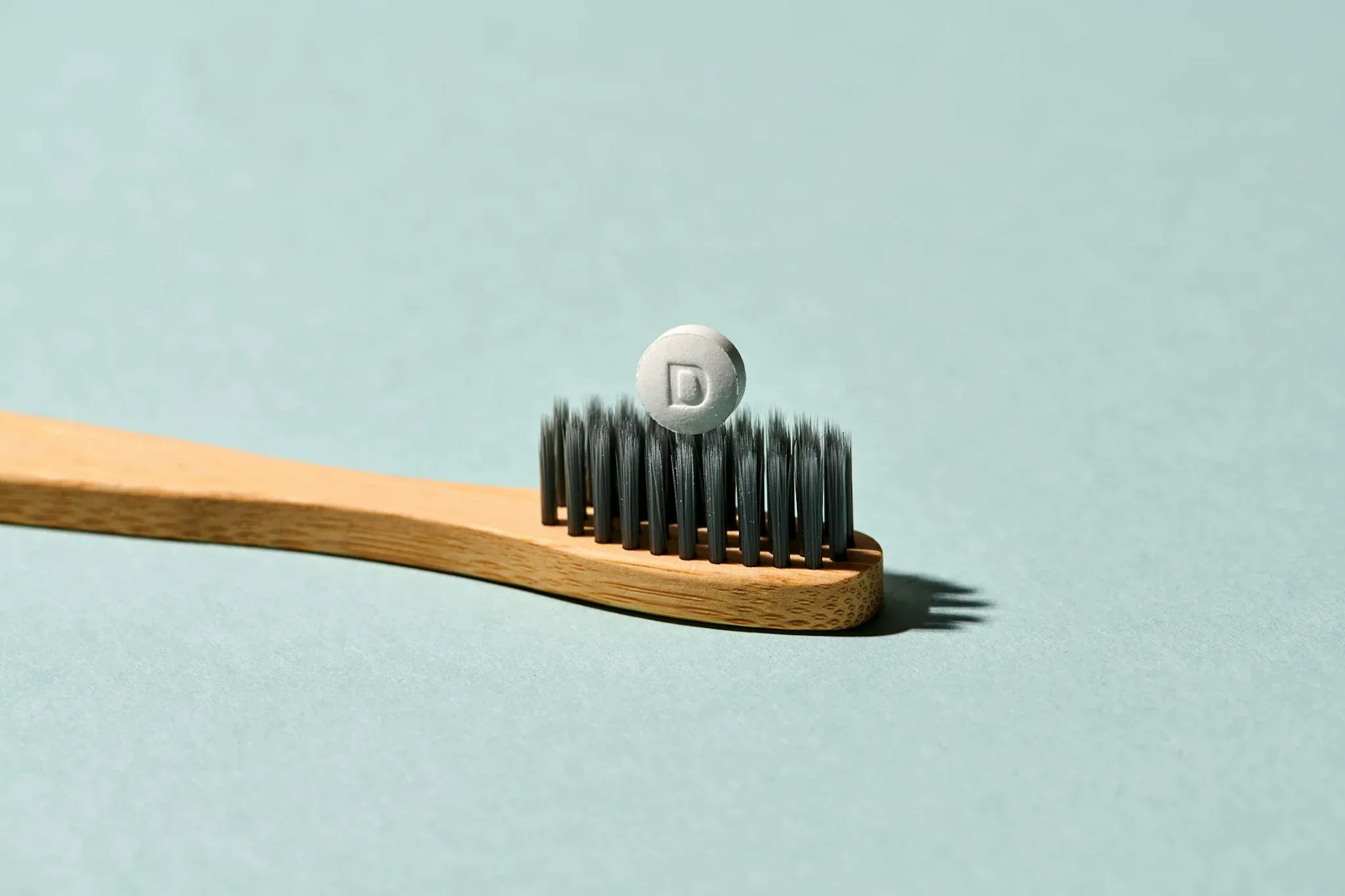 Zahnputztabletten, hier eine von Denttabs, sind klein und schnell zerkaut. Sie ersetzen die Zahnpasta, aber nicht das Putzen.