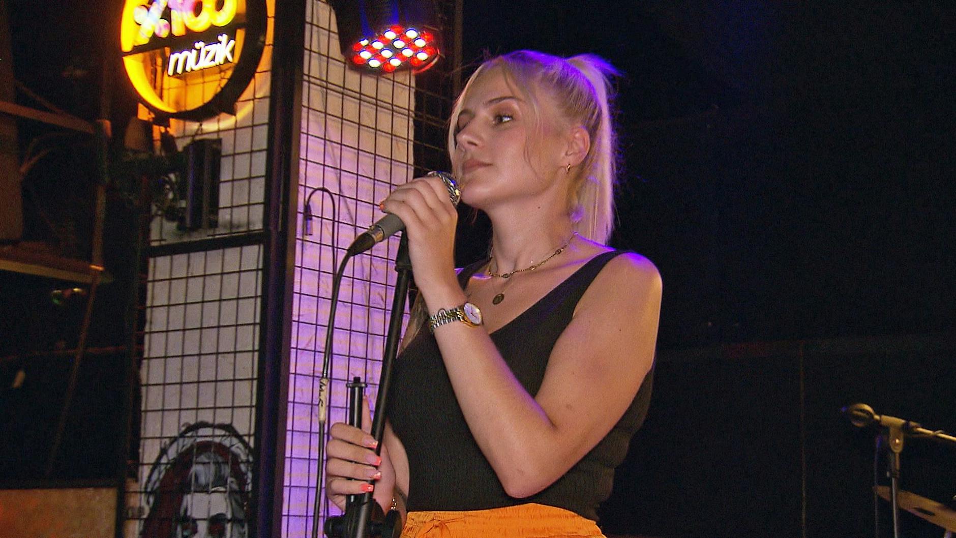 Estefania liefert in der Poseidon-Bar in Ilica einen soliden Auftritt ab – dank Ali!