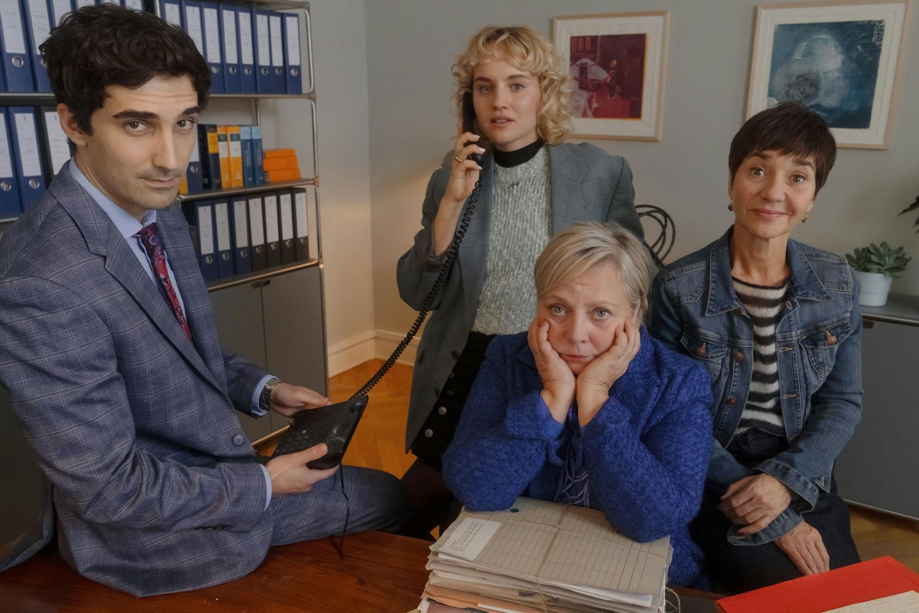 Eine Aufnahme vom "Liebling Kreuzberg 2.0"-Set. Von links nach rechts: Rolle Can Oktay (Emre Aksizoğlu), Rolle Lisa Liebling (Luise von Finckh), Rolle Talia Jahnka (Gabriela Maria Schmeide), Rolle Senta Kurzweg (Anja Franke).