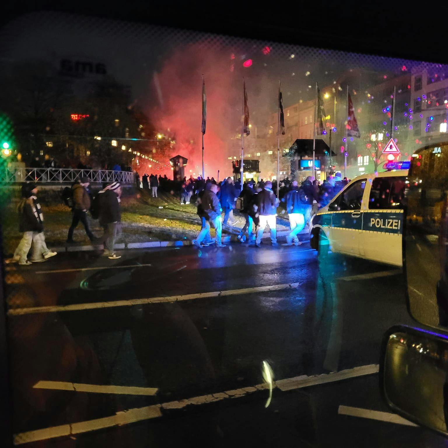Party am Theodor-Heuss-Platz mit Feuerwerkskörpern und Musik, bevor der Fanmarsch zum Olympiastadion losging