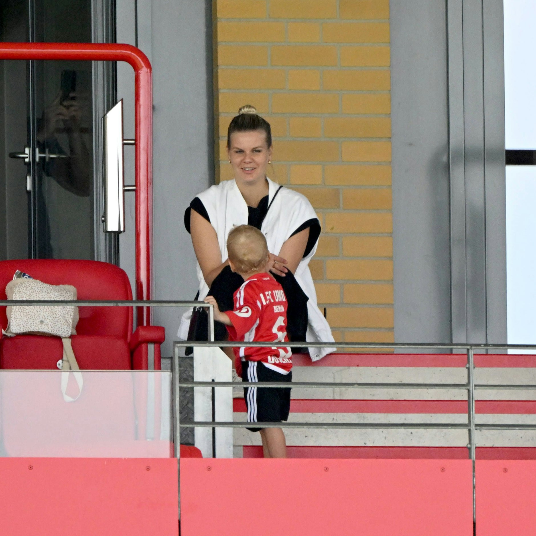 Robin Gosens Frau besucht oft mit Sohn Levi die Alte Försterei.