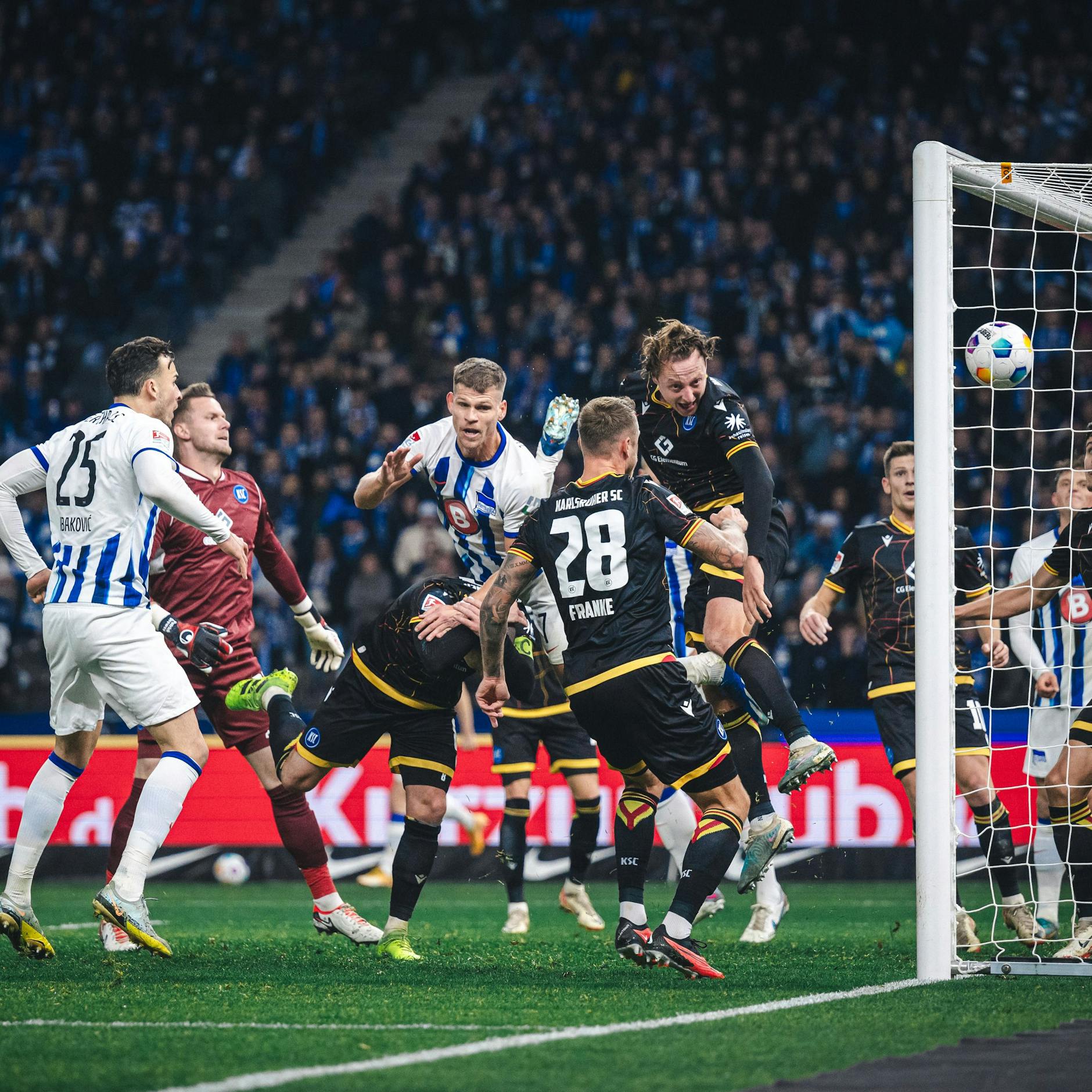 Herthas Stürmer Florian Niederlechner köpfte zum 2:1 in der 42. Minute ein.