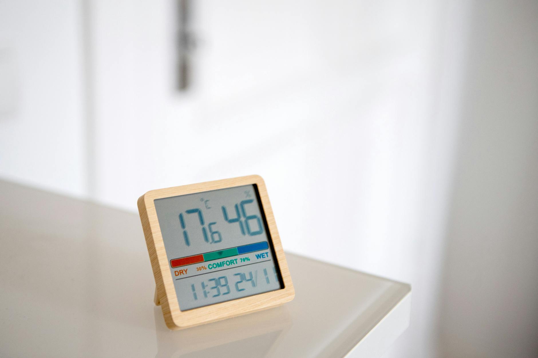 Ein Hygrometer hilft dabei, die Luftfeuchtigkeit in Wohnung oder Haus im Blick zu behalten.