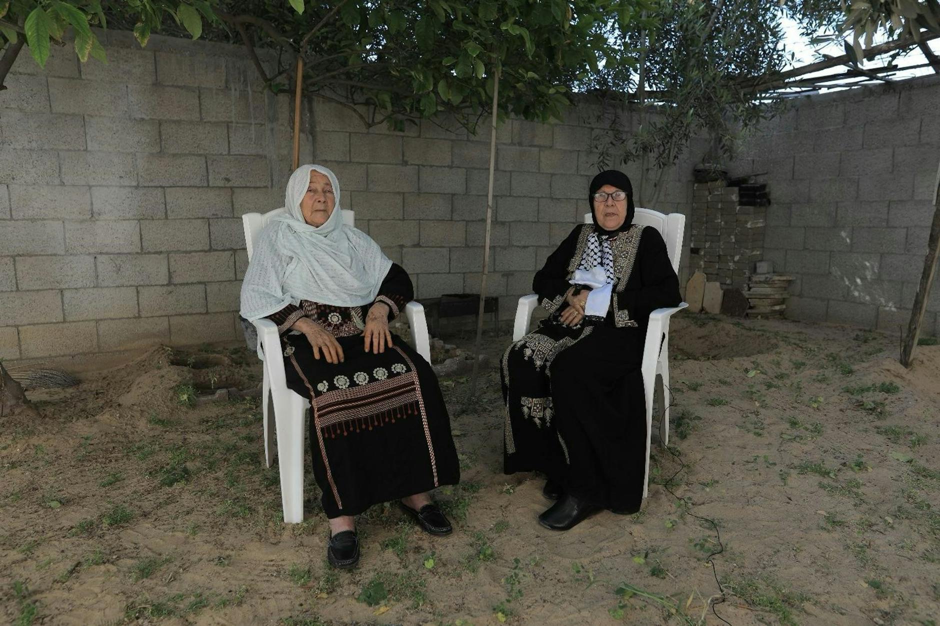 Dalal al-Nadschi (l.) und ihre Schwester Naema al-Nadschi in Dair al-Balah.