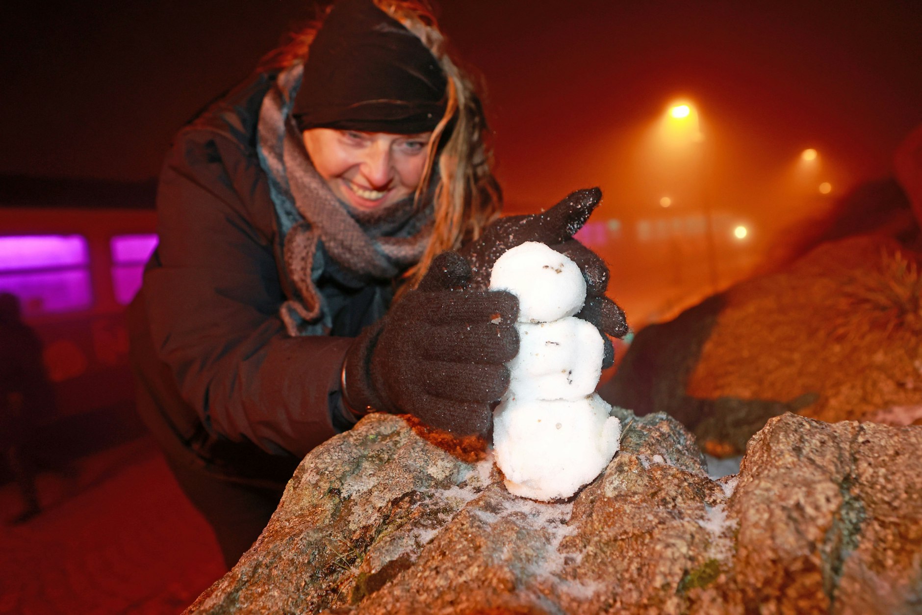 Tina aus Braunschweig baut einen kleinen Schneemann auf dem Brocken. Erste Schneeflocken fielen auf dem höchsten Harzgipfel.