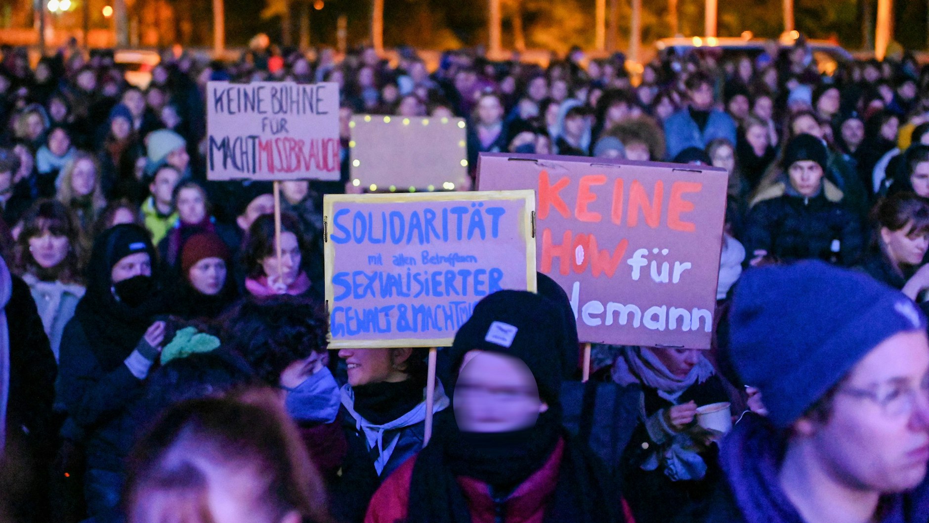 Vor dem Konzert in Leipzig gab es auch eine Demonstration gegen Sänger Till Lindemann.
