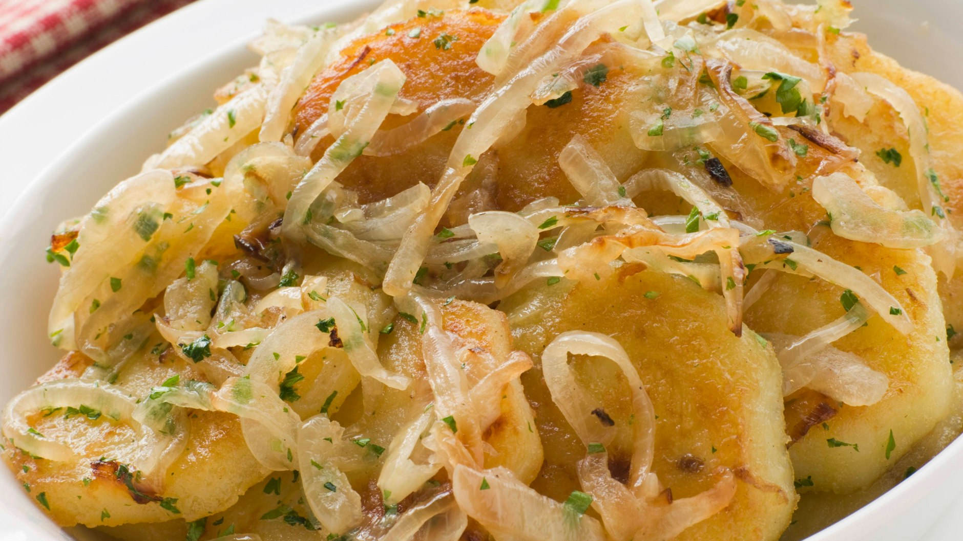 Leckere Lyoner Kartoffeln mit Zwiebeln: Dieses Rezept für Bratkartoffeln ist einfach und braucht nicht viele Zutaten.