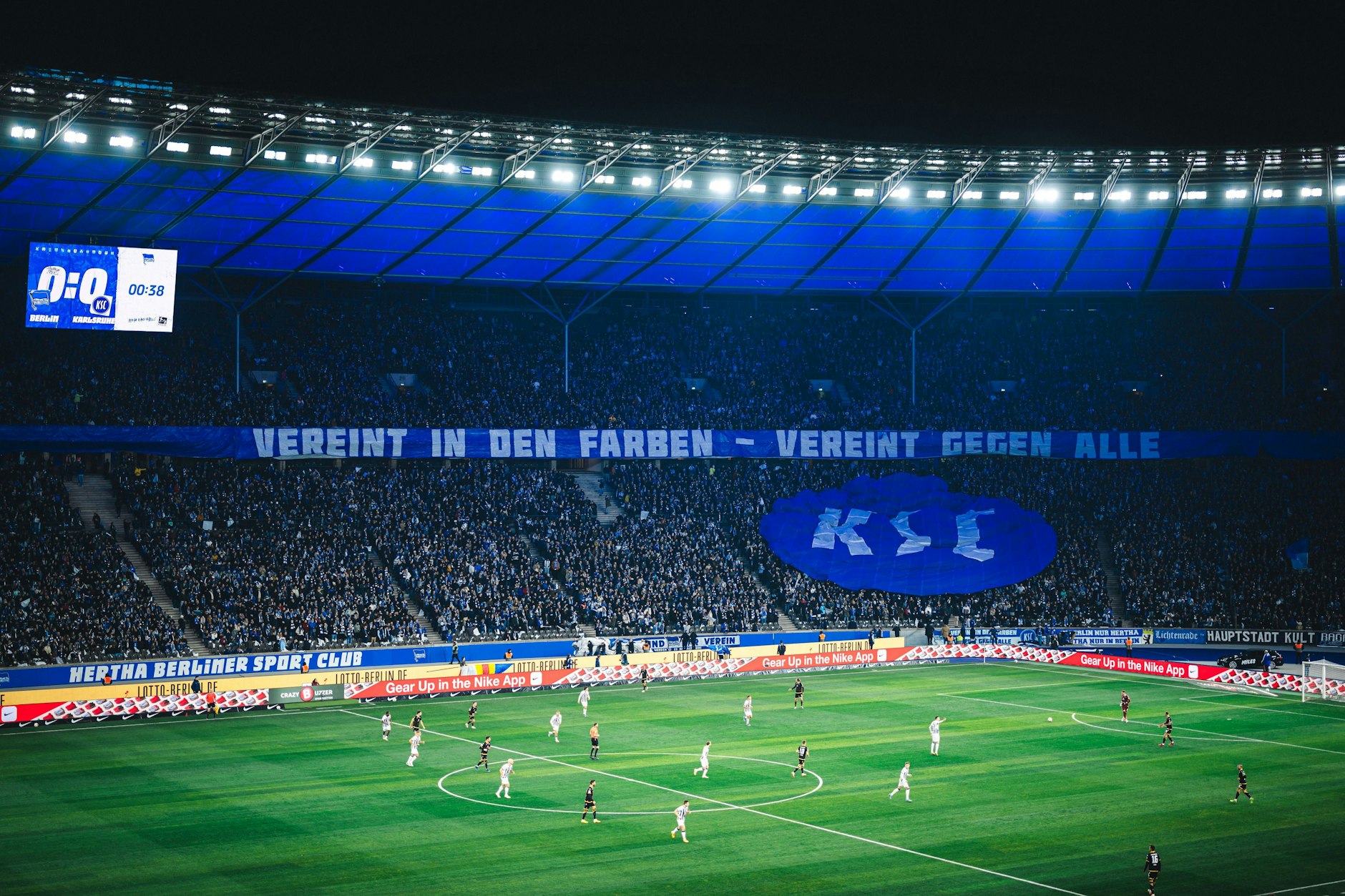Hertha BSC und der KSC. Die beiden Fanlager sind seit über 40 Jahren befreundet und feierten gestern gemeinsam im Olympiastadion.