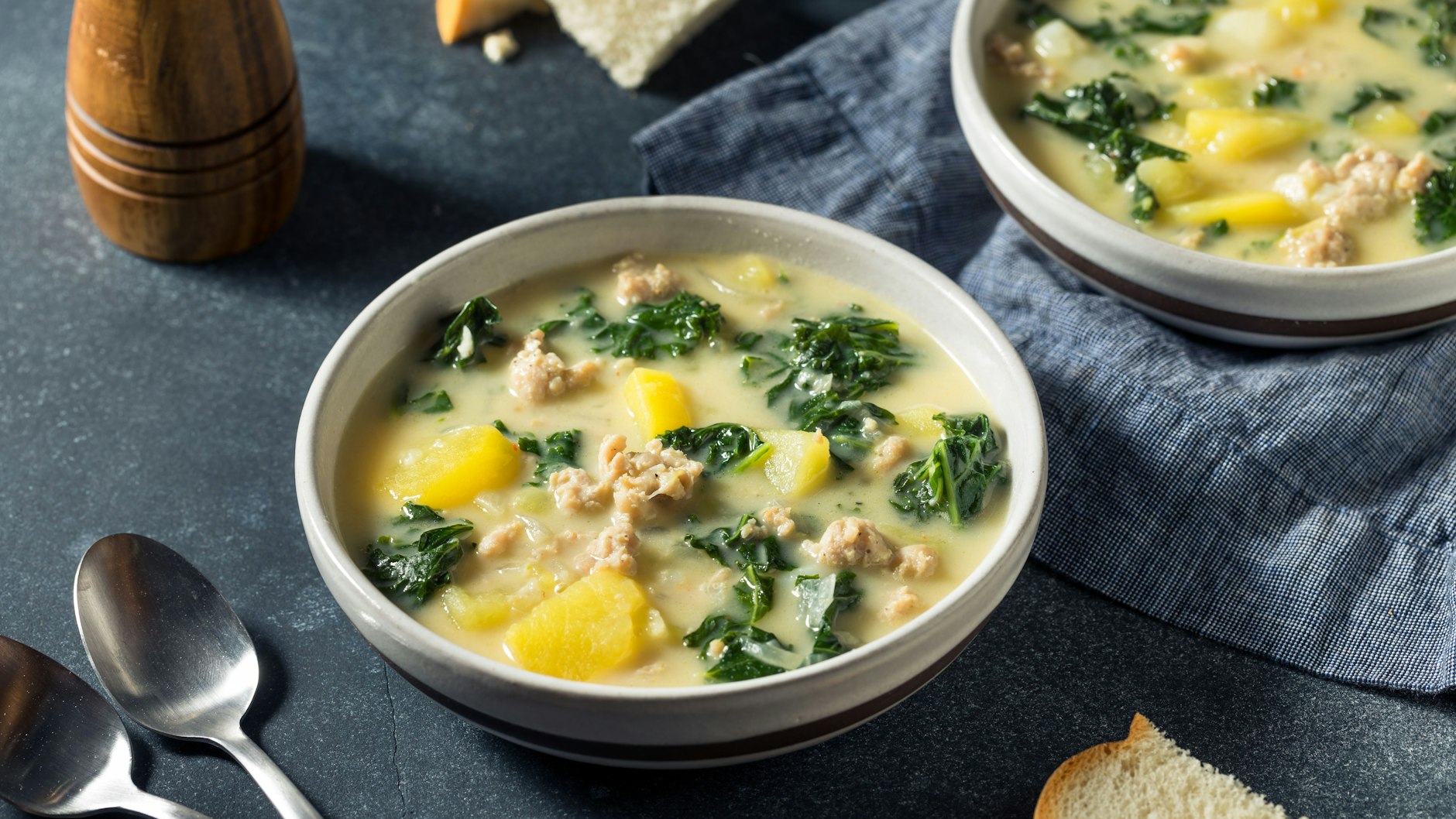 Dieser leckere Grünkohl-Eintopf schmeckt der ganzen Familie - Kartoffeln und Hackfleisch machen das Rezept zum deftigen Vergnügen.