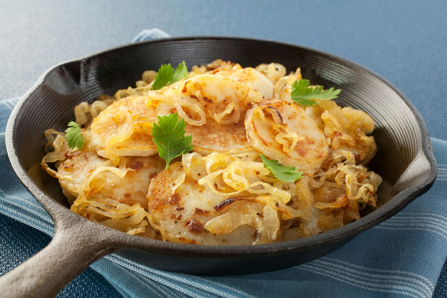 Dieses leckere Rezept für Lyoner Kartoffeln müssen Sie probieren - die Bratkartoffeln mit gerösteten Zwiebeln sind einfach köstlich!
