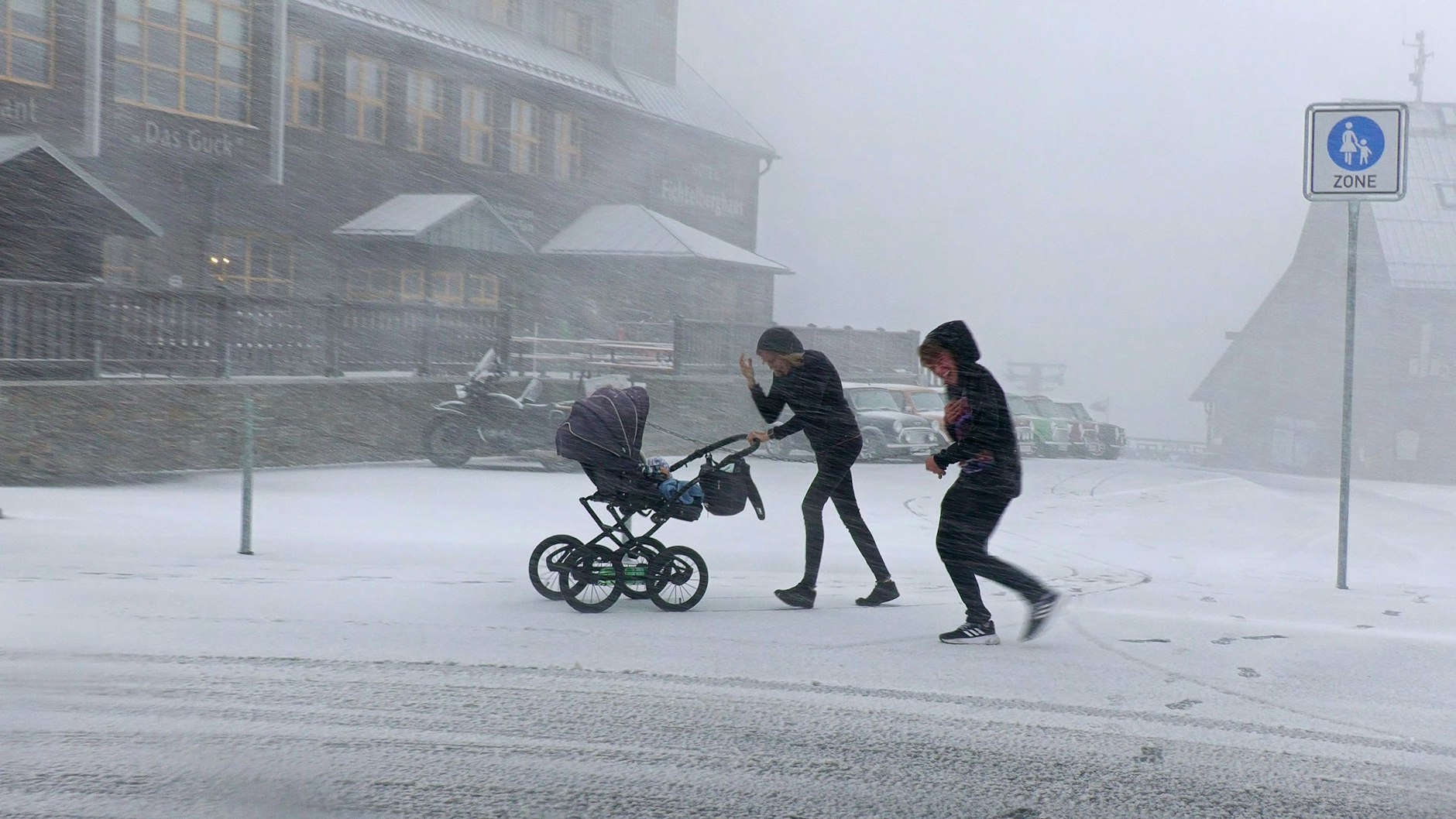 Erster Schnee in Oberwiesenthal: Menschen waren Mitte Oktober im Schneetreiben auf dem Fichtelberg unterwegs.