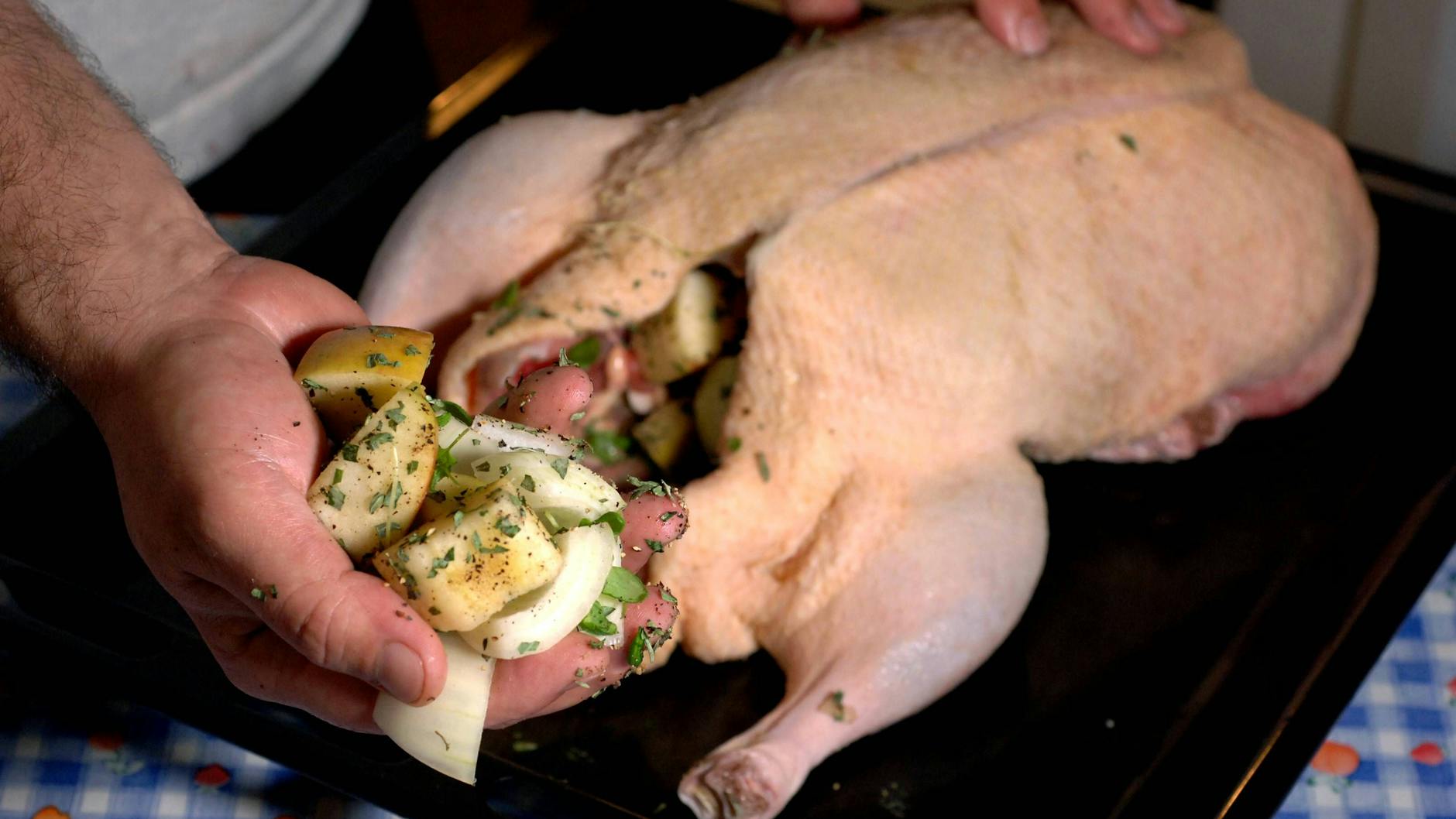 Apfel- und Zwiebelstücke: Mehr braucht es nicht, um die Ente schmackhaft zu füllen.