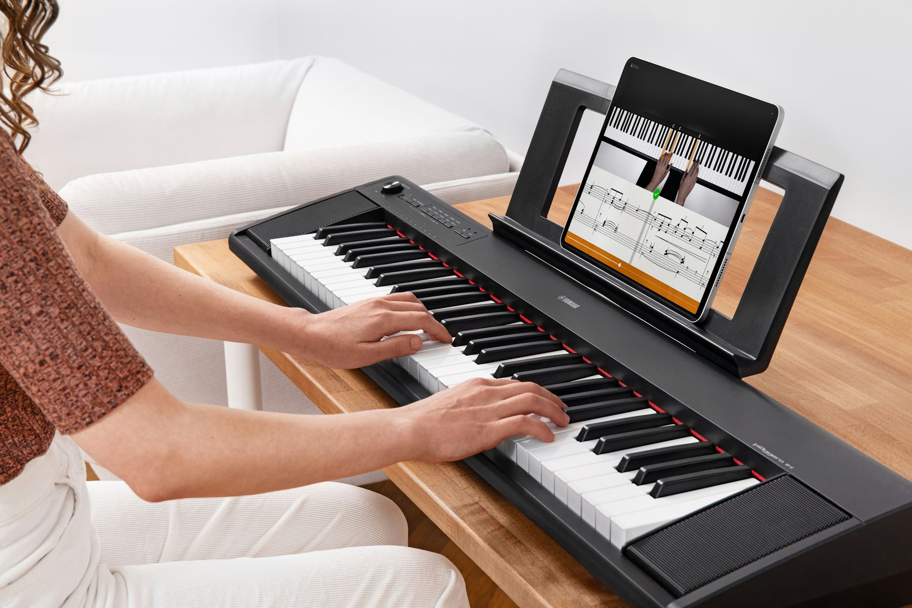 Klavier lernen ohne Klavierlehrer: Die App Flowkey hört genau, ob der richtige Ton gespielt wird oder nicht.