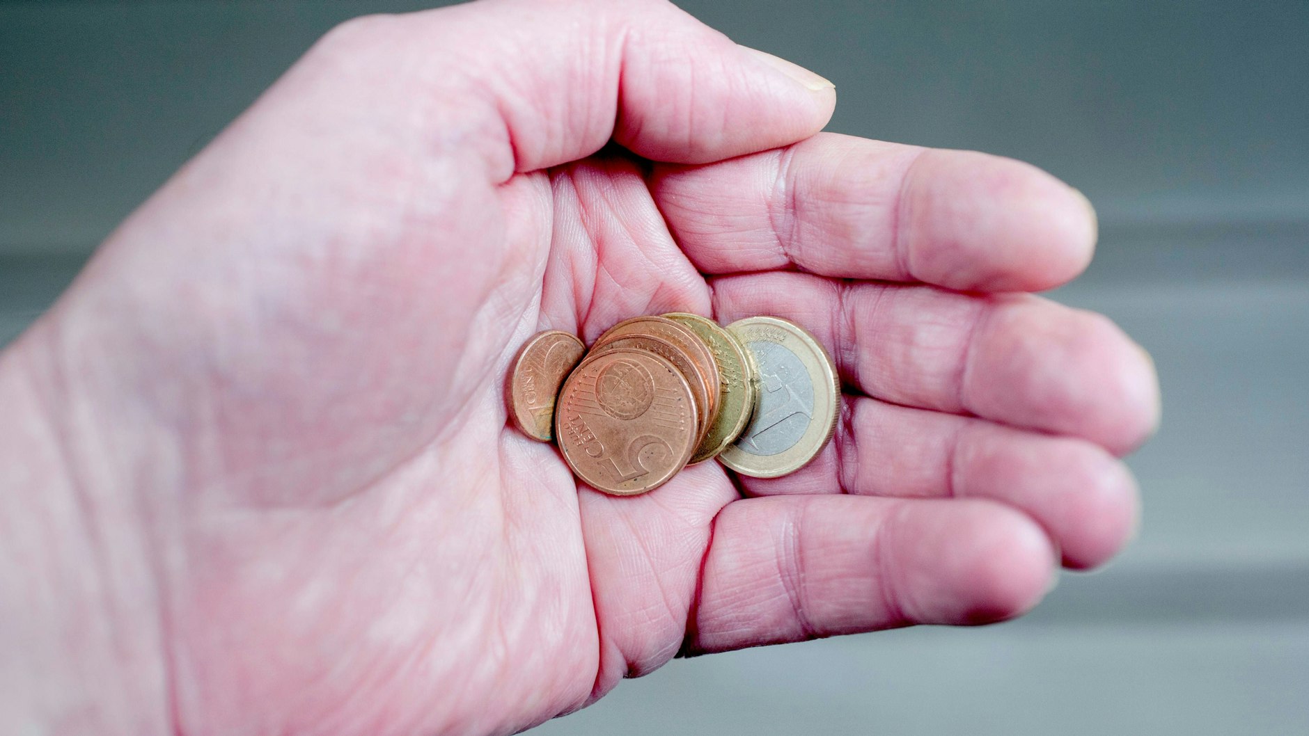Aufgrund der Krisen der vergangenen Jahre und der Inflation mussten viele Deutschen ihre Reserven angreifen.