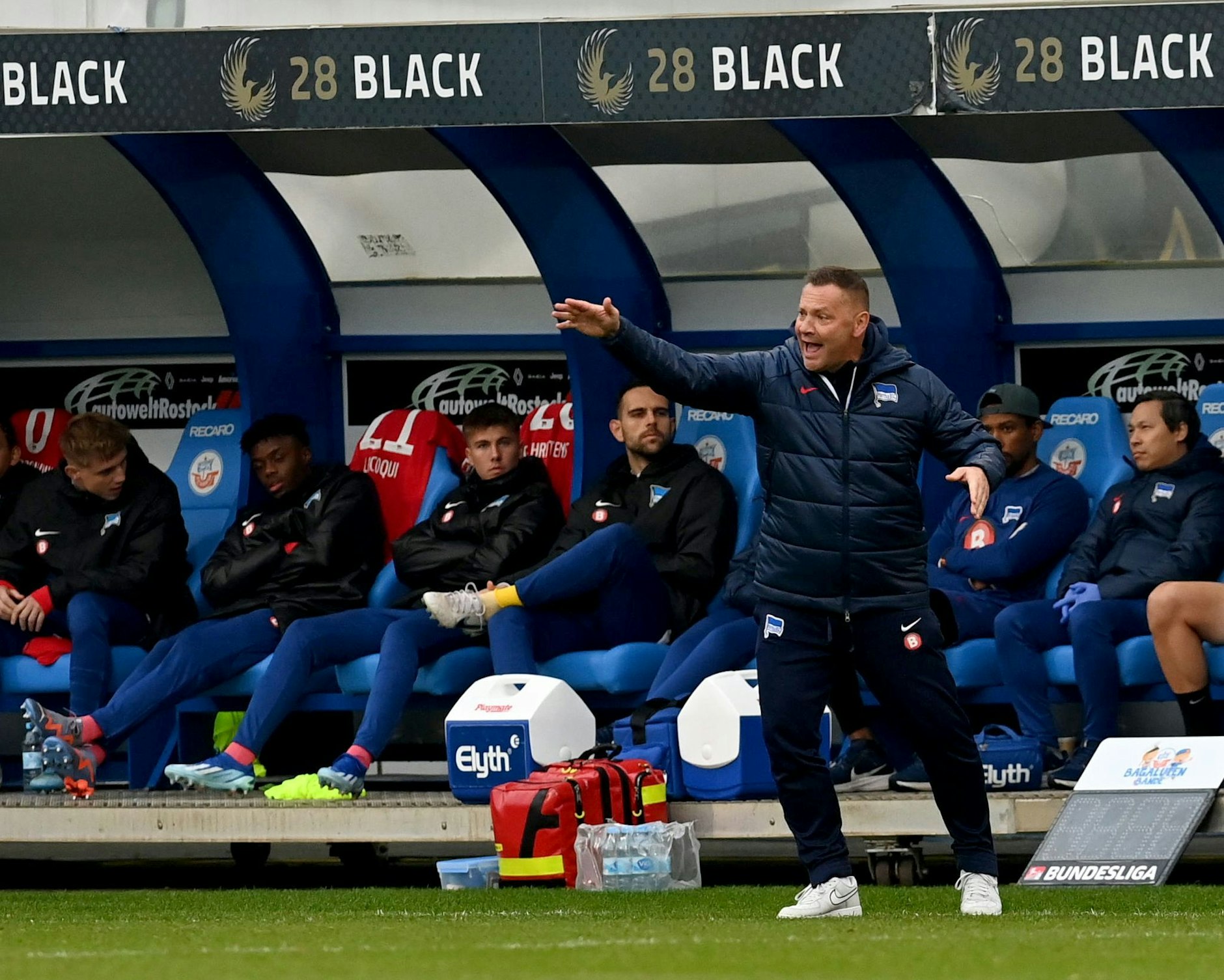 ARCHIV - Trainer Pal Dardai und seine Herthaner kamen nicht über ein 0:0 in Rostock hinaus.  /dpa