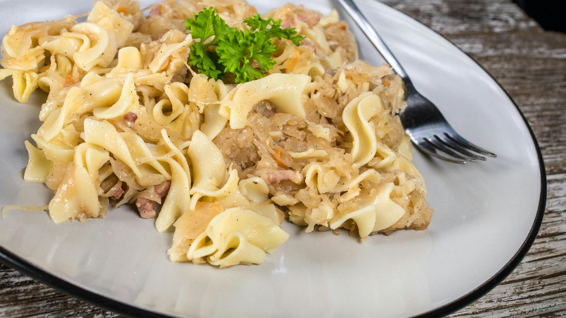 Diese Krautnudeln werden mit Sauerkraut hergestellt - das macht das Rezept zu einem wirklich einfachen Blitz-Gericht.
