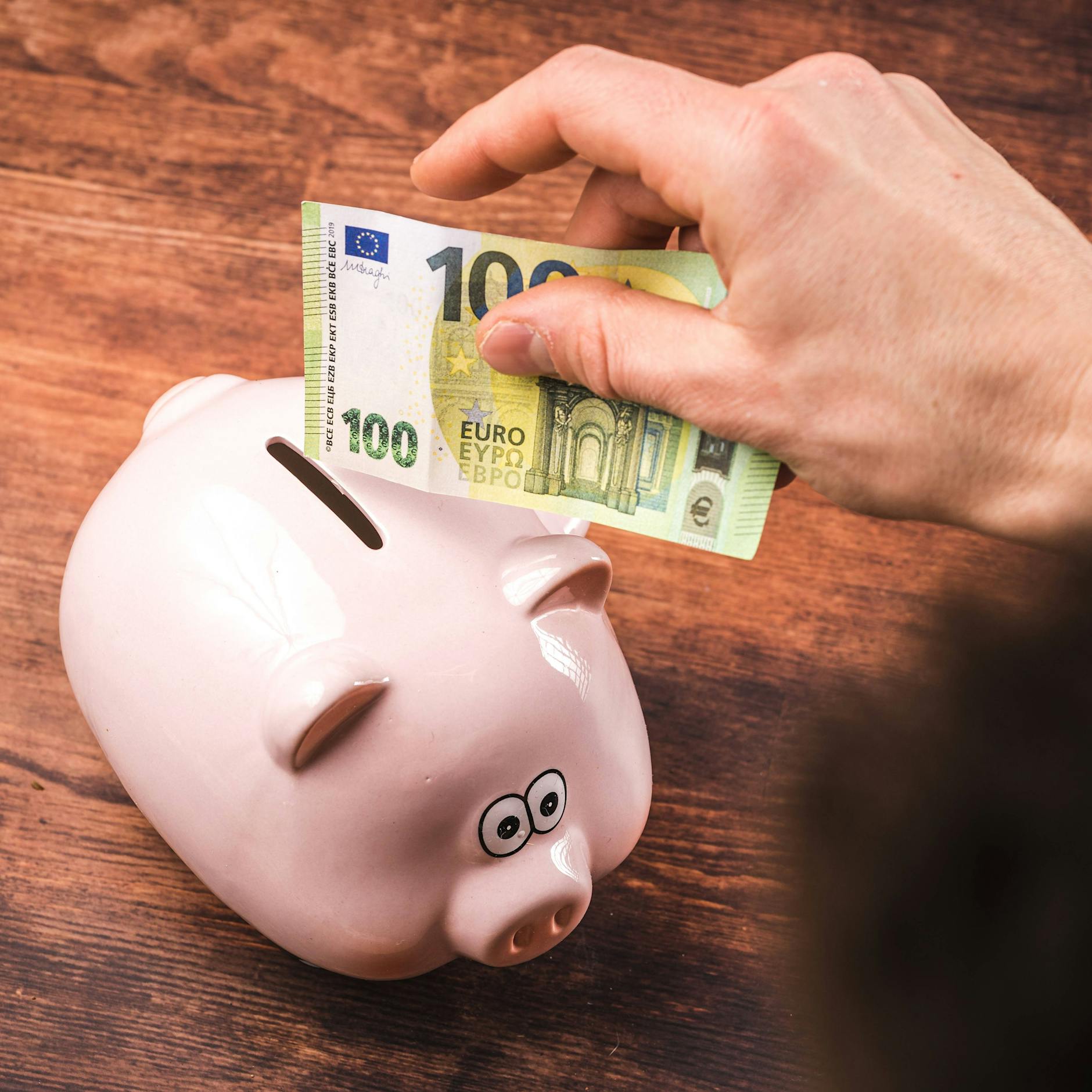 Stimmt’s bei Ihnen? So viel Geld haben die Deutschen – nach Alter!