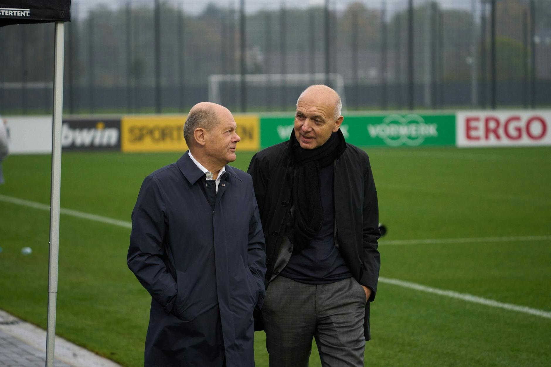 Bundeskanzler Olaf Scholz und im Gespräch mit DFB-Präsident Bernd Neuendorf.