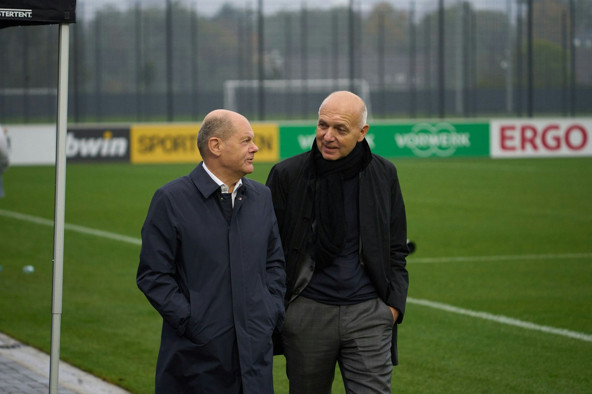 Bundeskanzler Olaf Scholz und im Gespräch mit DFB-Präsident Bernd Neuendorf.  