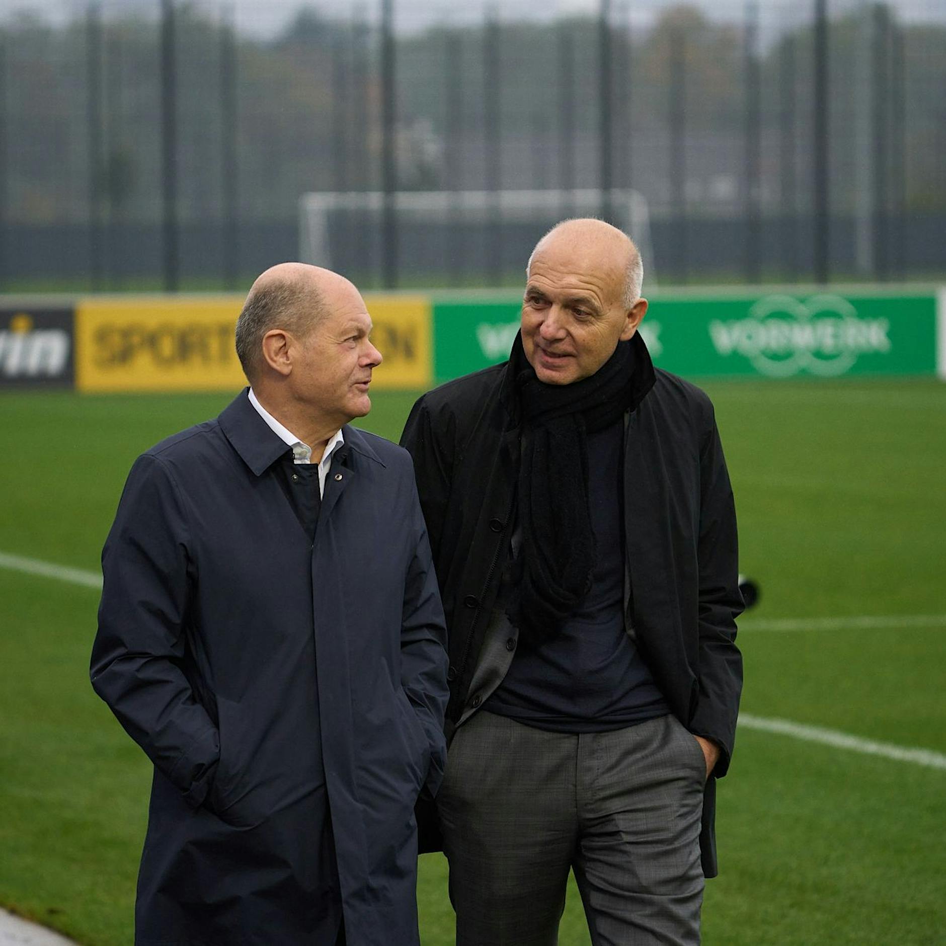 Trio um Deutschland präsentiert WM-Bewerbung für 2027