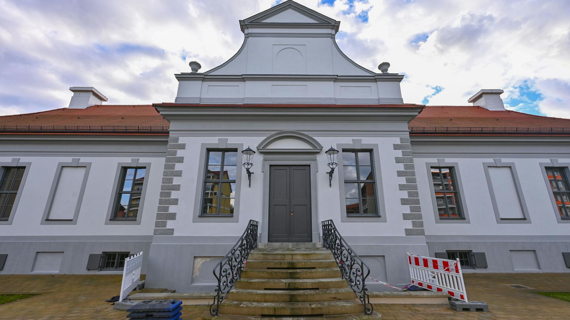 Ein paar Absperrungen stehen noch: In das barocke Jagdschloss von Fürstenwalde flossen neun Millionen Euro.