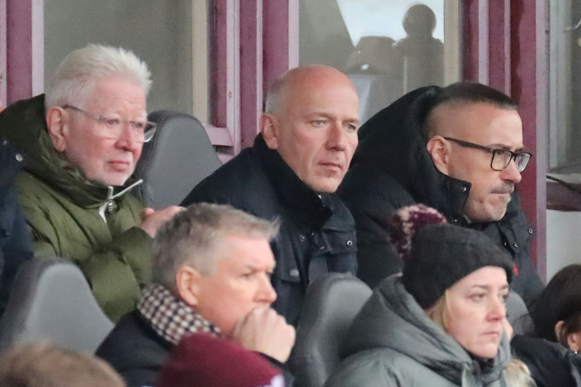 Berlins Regierender Bürgermeister Kai Wegner verfolgt das Spiel gegen Hansa Rostock zwischen den Bossen des BFC Dynamo auf der Tribüne.