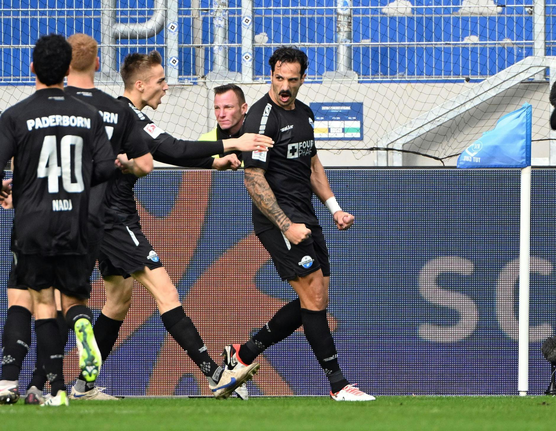 Der Paderborner Adriano Grimaldi (r) lässt sich nach seinem Führungstreffer beim KSC feiern.