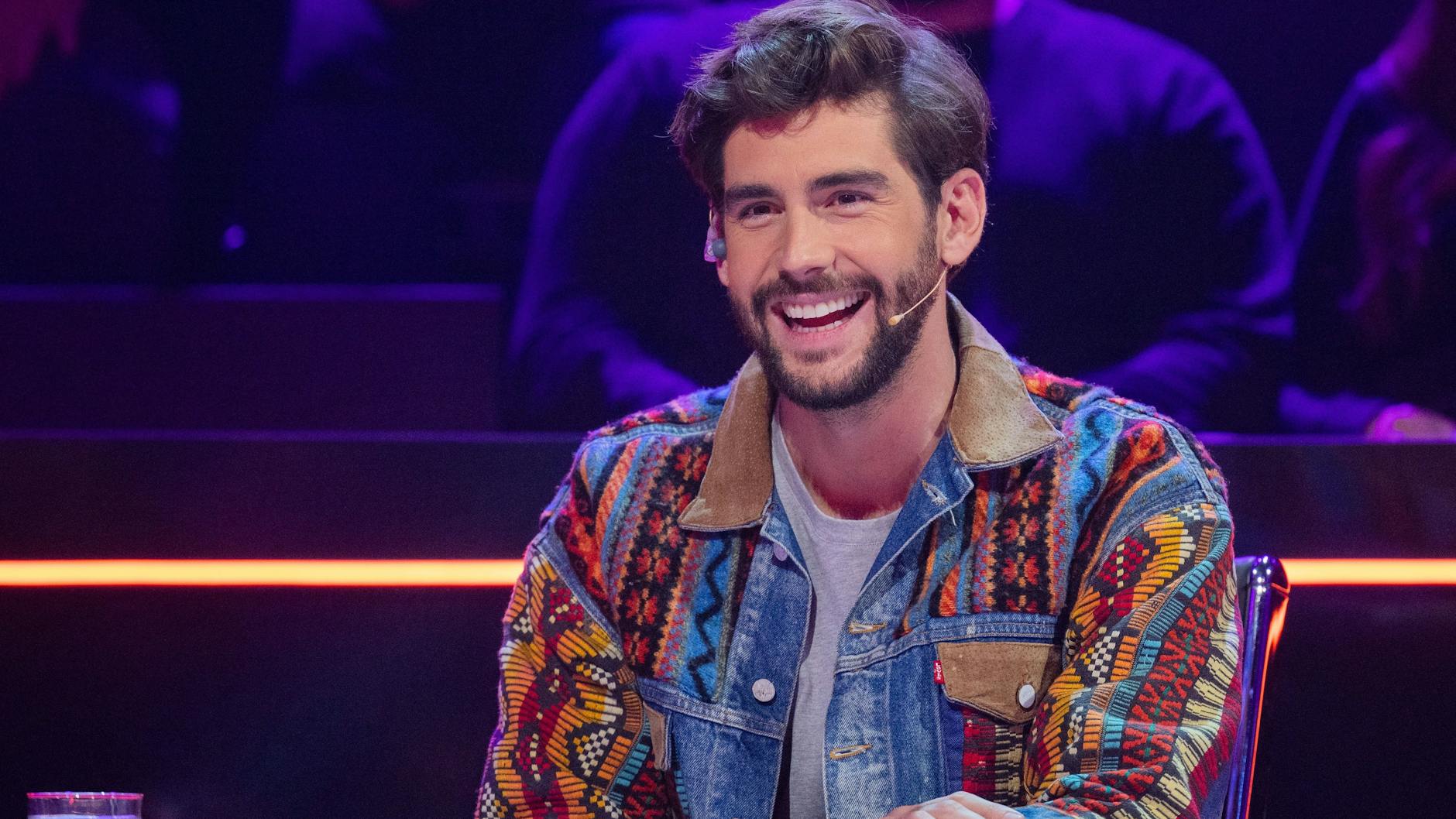 Sänger Alvaro Soler saß bereits als Gast-Juror im Rateteam von The Masked Singer - nun wird er zum festen Jury-Mitglied.
