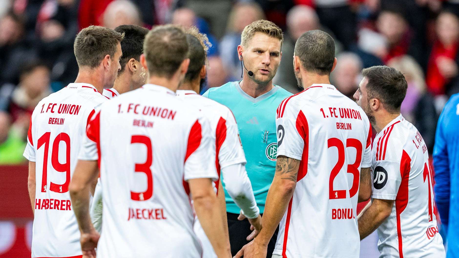 Die Unioner beschweren sich bei Schiedsrichter Timo Gerach nach dessen Elfmeterentscheidung.