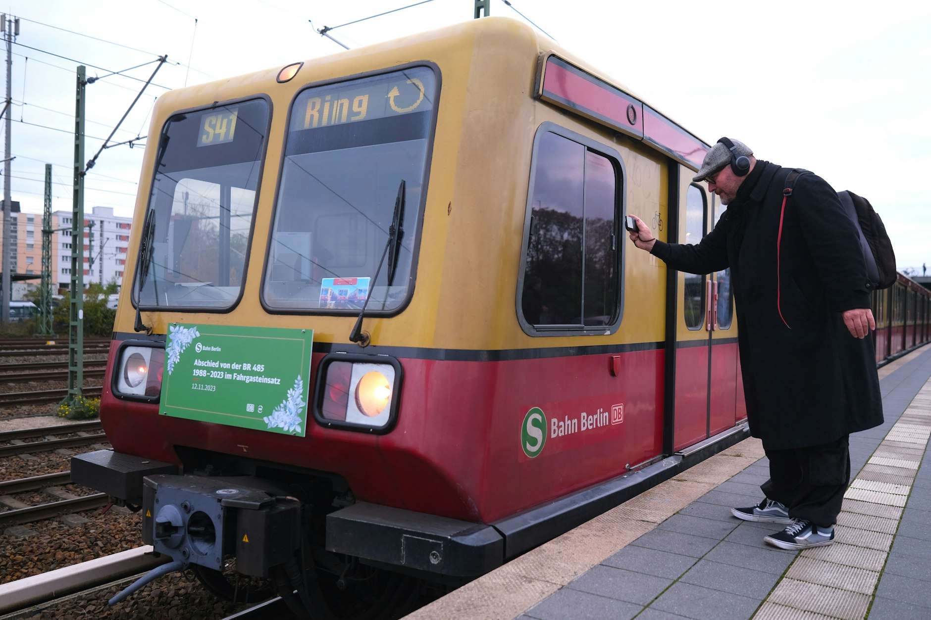 Ein letztes Mal: Ein Fan fotografiert den Triebwagen 485 127 im S-Bahnhof Beusselstraße.