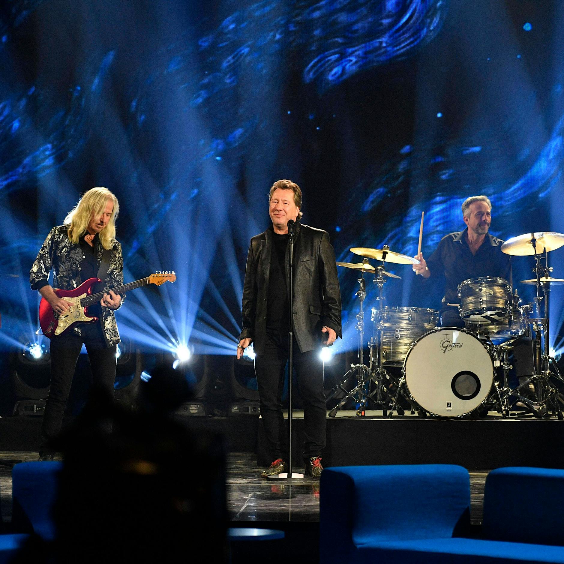 Beatrice Egli stellt Karat vor, als würde keiner die DDR-Band kennen