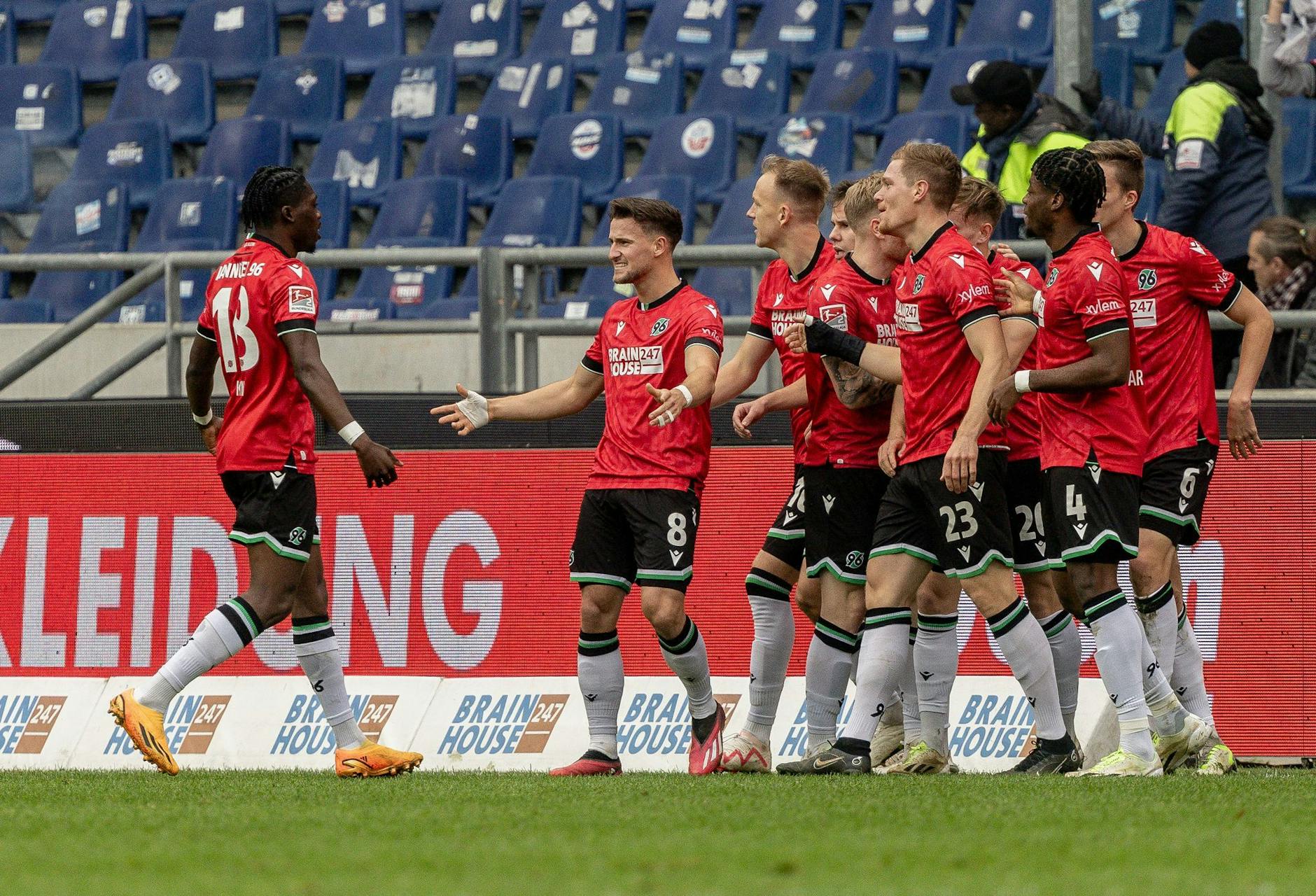 Die Spieler von Hannover 96 bezwangen Eintracht Braunschweig.