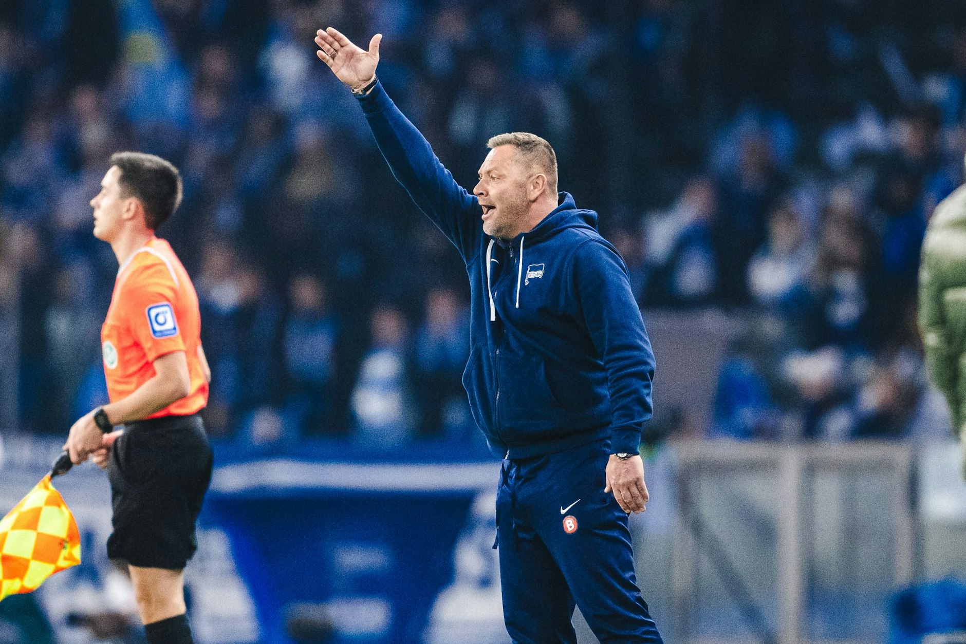 Herthas Trainer Pal Dardai schrie seine Spieler immer wieder während des 2:2 gegen den KSC an.