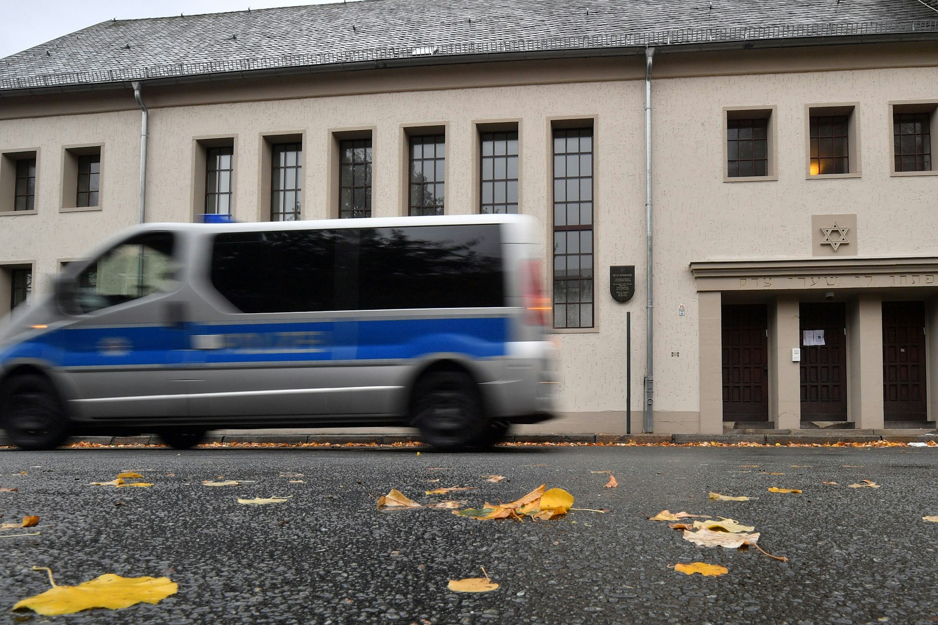 Brandanschlag: Ein Polizeifahrzeug fährt vor der Neuen Synagoge entlang.