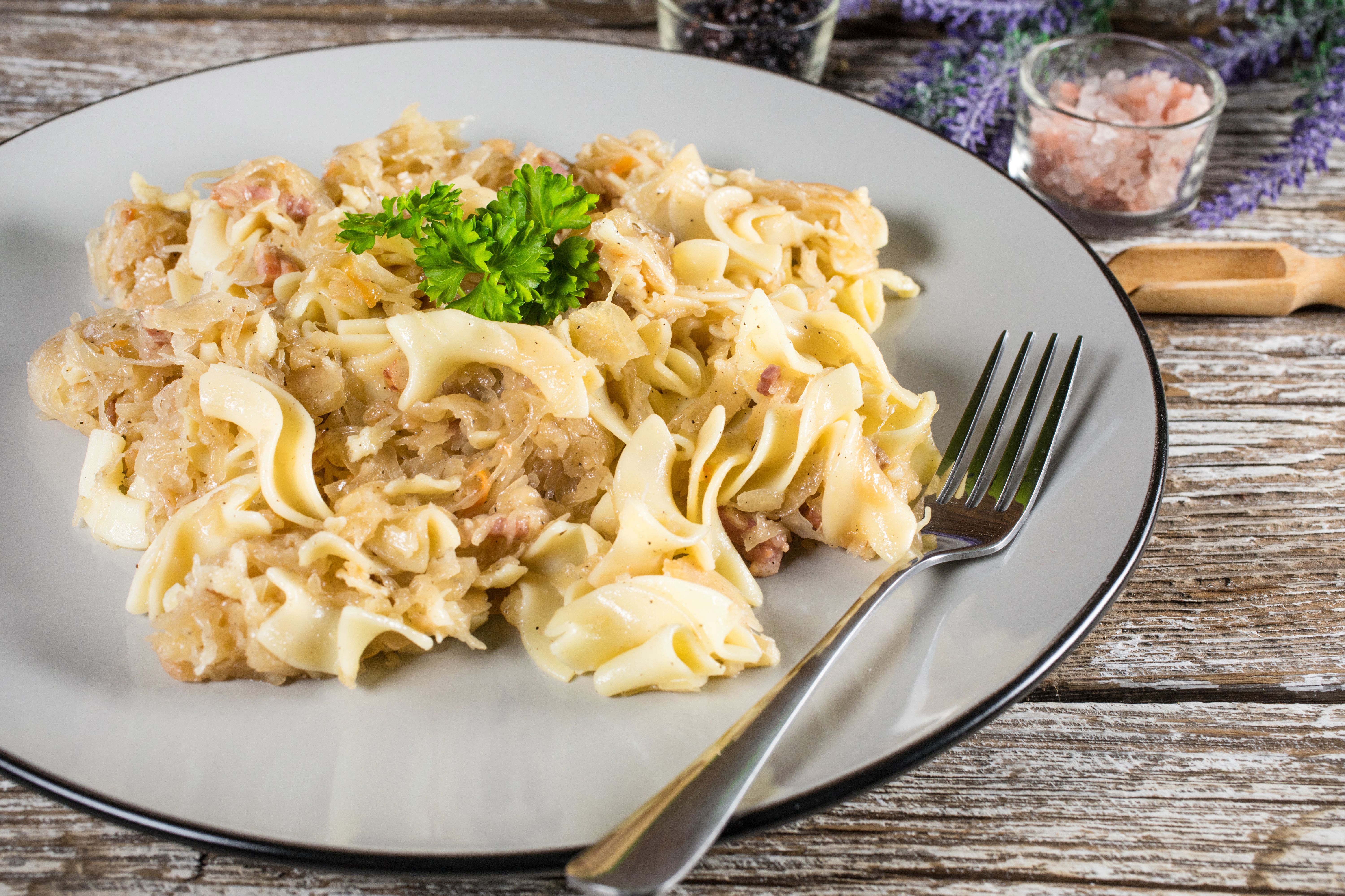 Rezept Für Omas Krautnudeln Mit Sauerkraut: Diese Krautfleckerl Sind ...