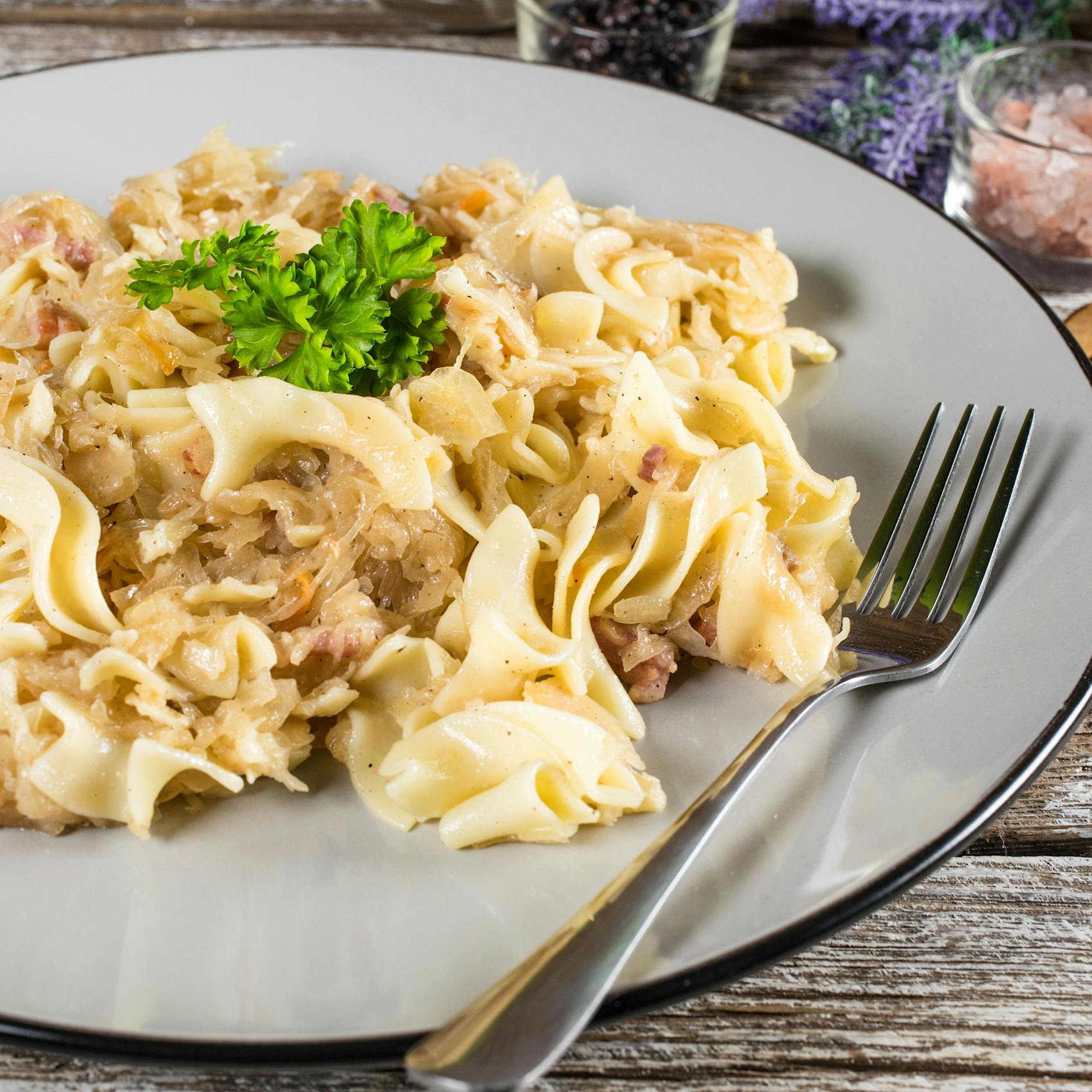 Rezept für Omas Krautnudeln mit Sauerkraut: Diese Krautfleckerl sind das perfekte Herbst-Gericht