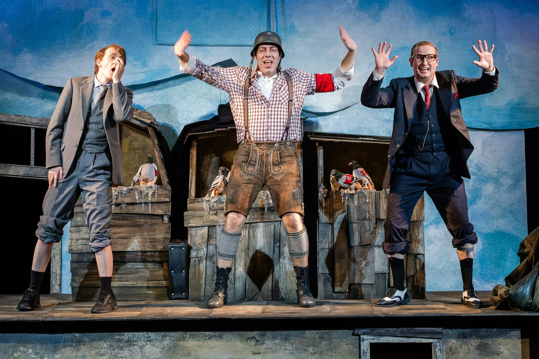 Im Musical „The Producers“ geht es um Max Bialystock (r.) und Leo Bloom (l.) - sie besuchen den Hitler-Verehrer Franz Liebkind, der das Stück „Frühling für Hitler“ geschrieben hat.