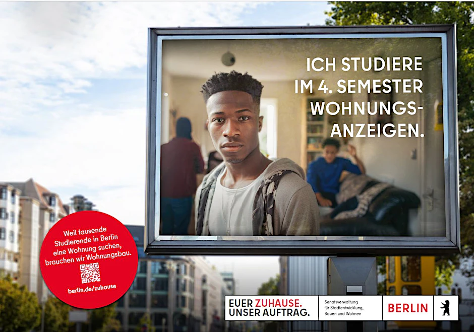 Plakat aus der Kampagne: Die abgebildete Wohnungssuchende, eine Alleinerziehende, wurde mittels Künstlicher Intelligenz gestaltet.