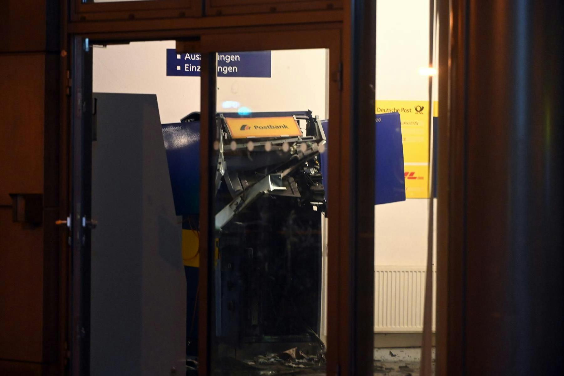 Der Automat wurde durch die Explosion völlig zerstört.