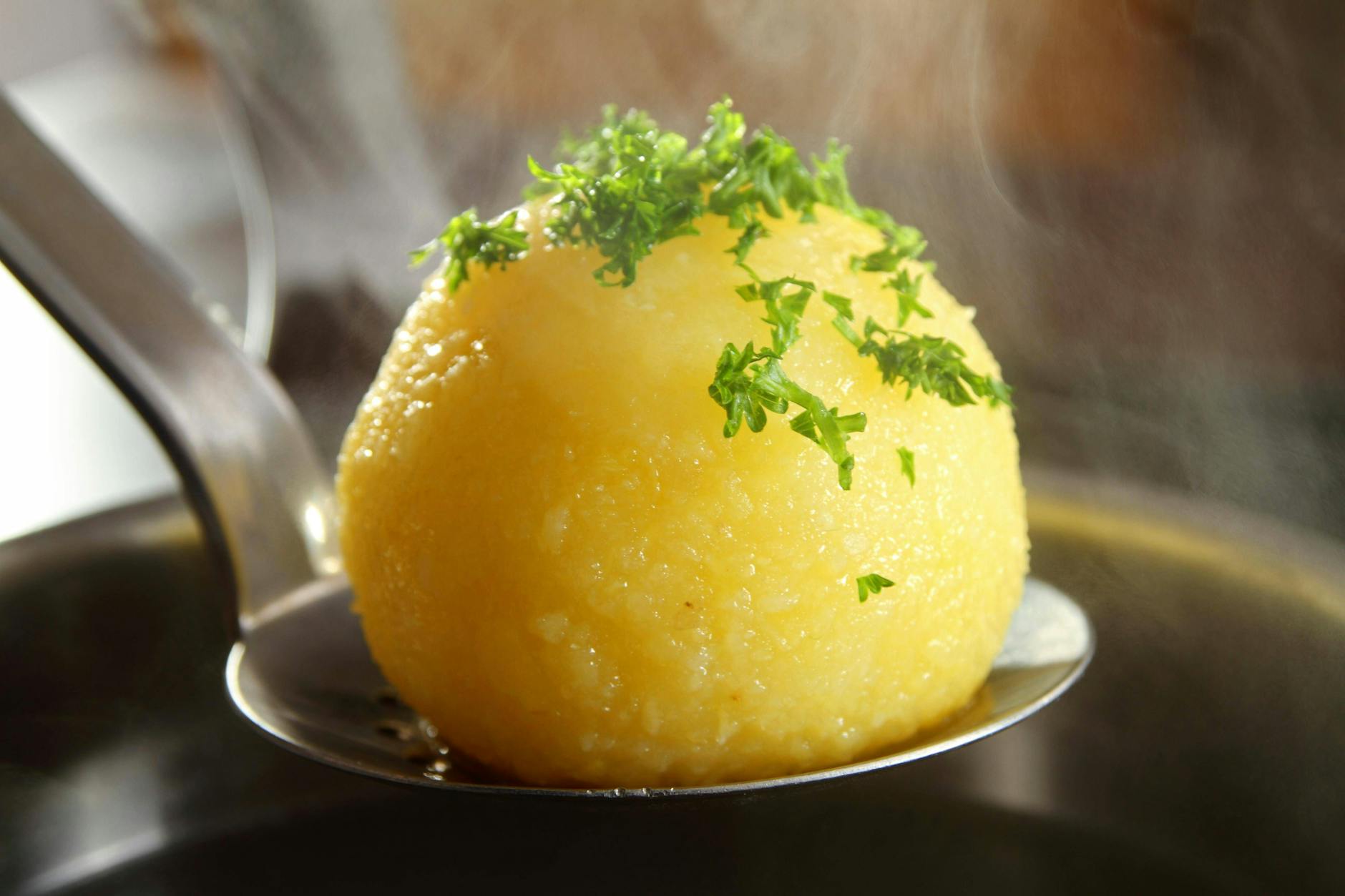 Kartoffelklöße sind die perfekte Beilage zur Gänsekeule.