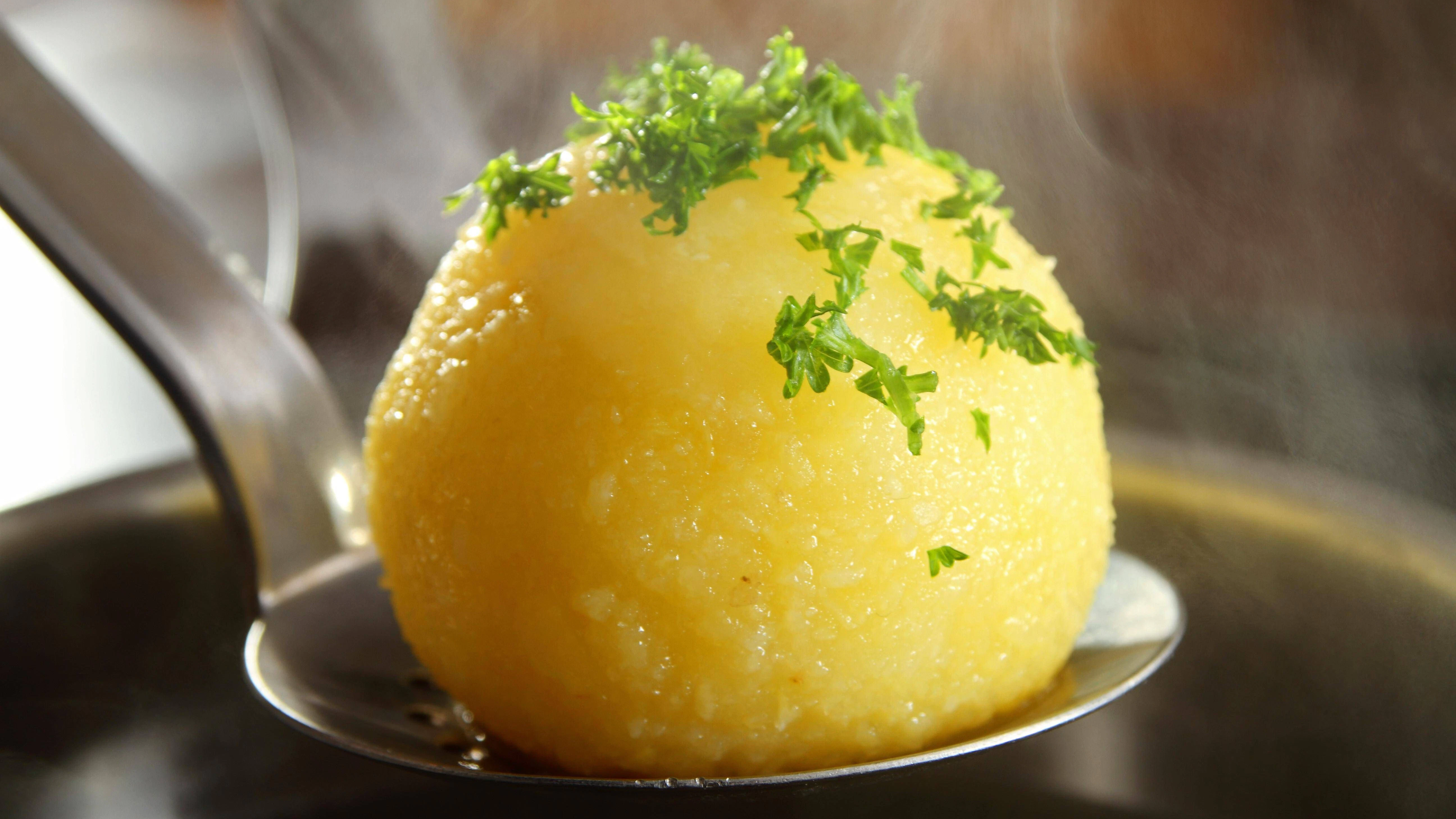 Kartoffelklöße sind die perfekte Beilage zur Gänsekeule.  