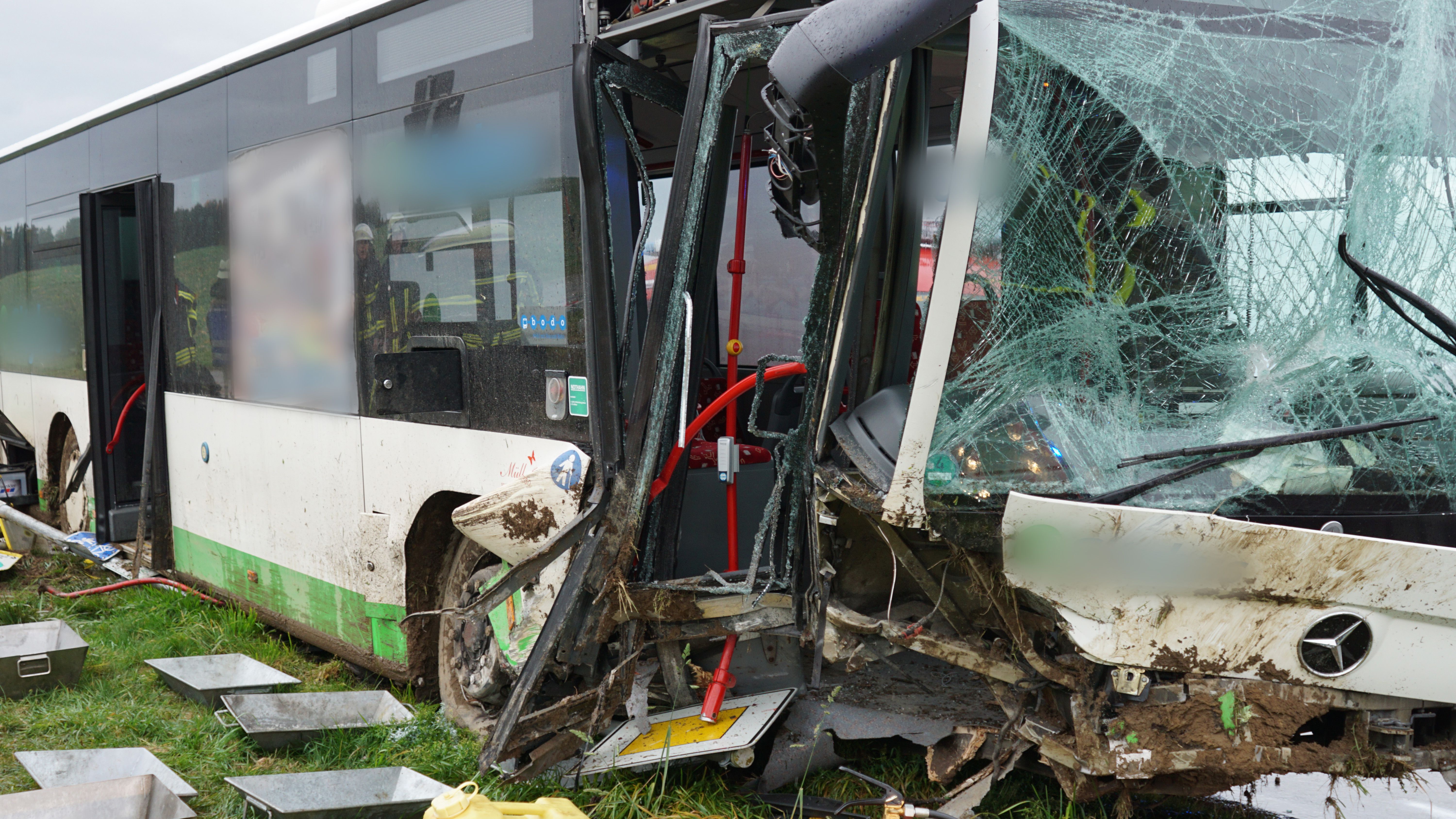 Schwerer Schulbusunfall – zehn Verletzte!