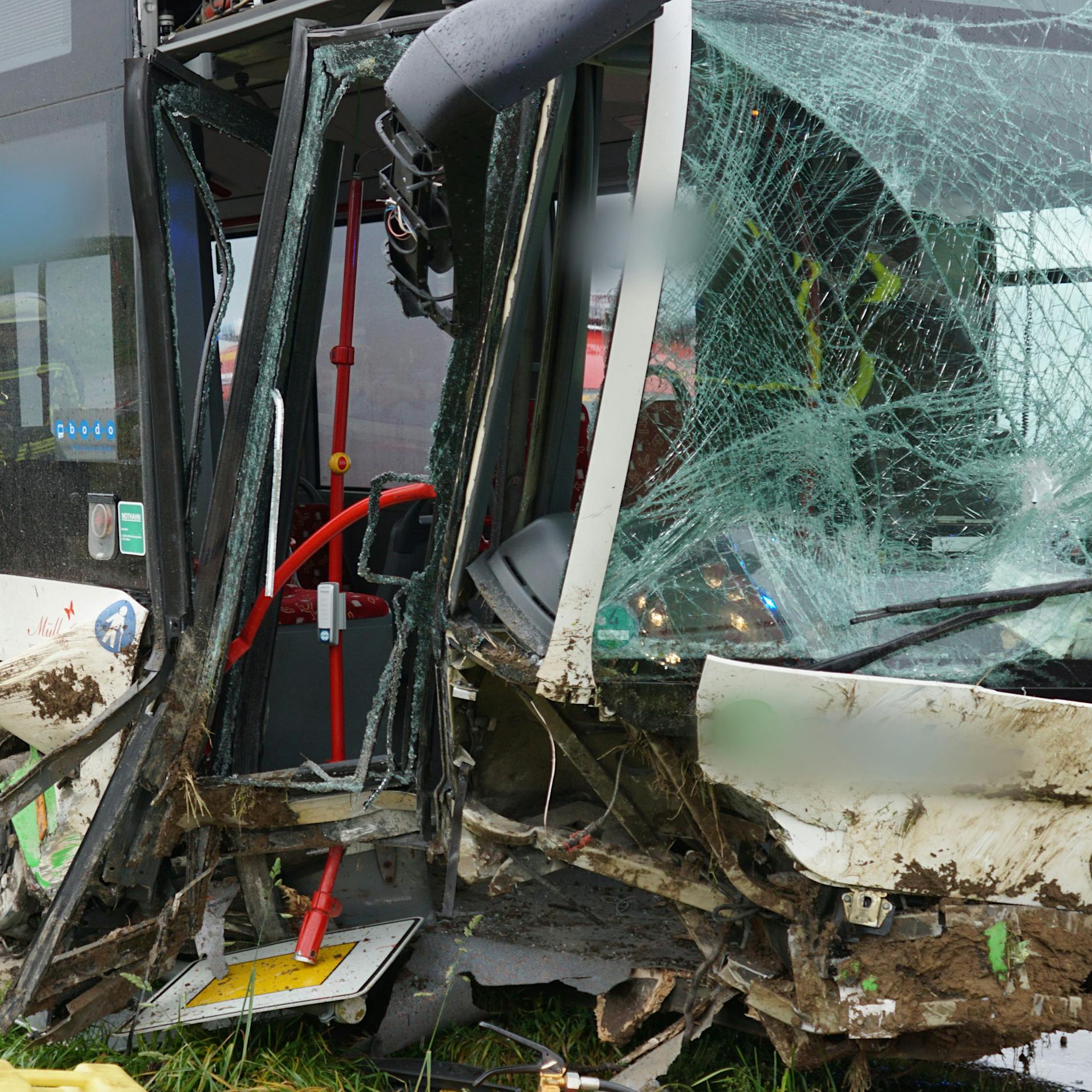 Schwerer Schulbusunfall – zehn Verletzte!