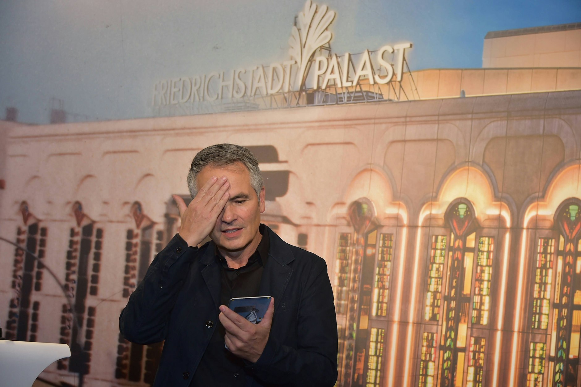 Berndt Schmidt ist der Chef des Friedrichstadtpalasts. Er macht zehnmal mehr als seine Tänzer.